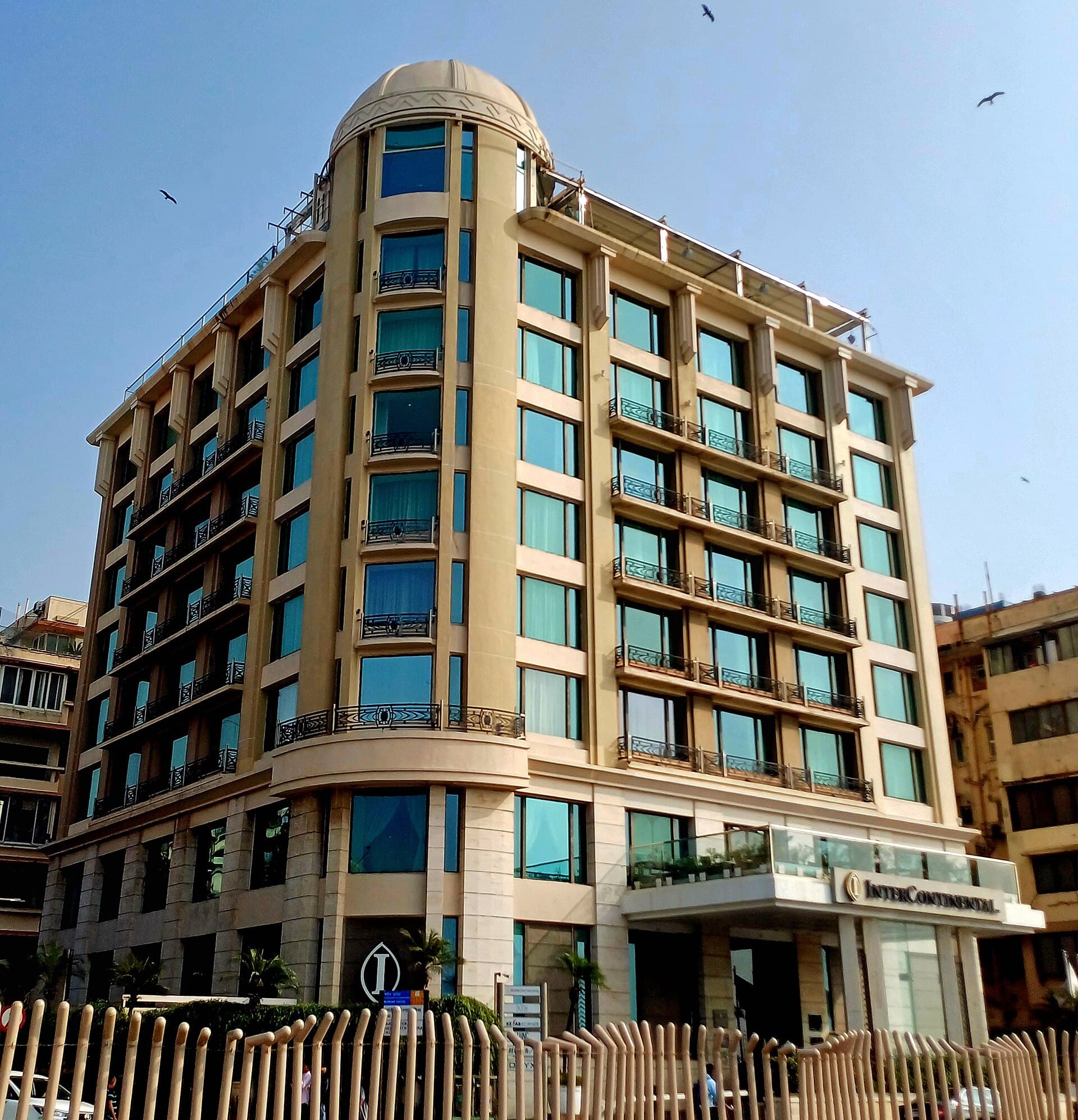 InterContinental Marine Drive, Mumbai (via Wikimedia Commons, CC BY 4.0)