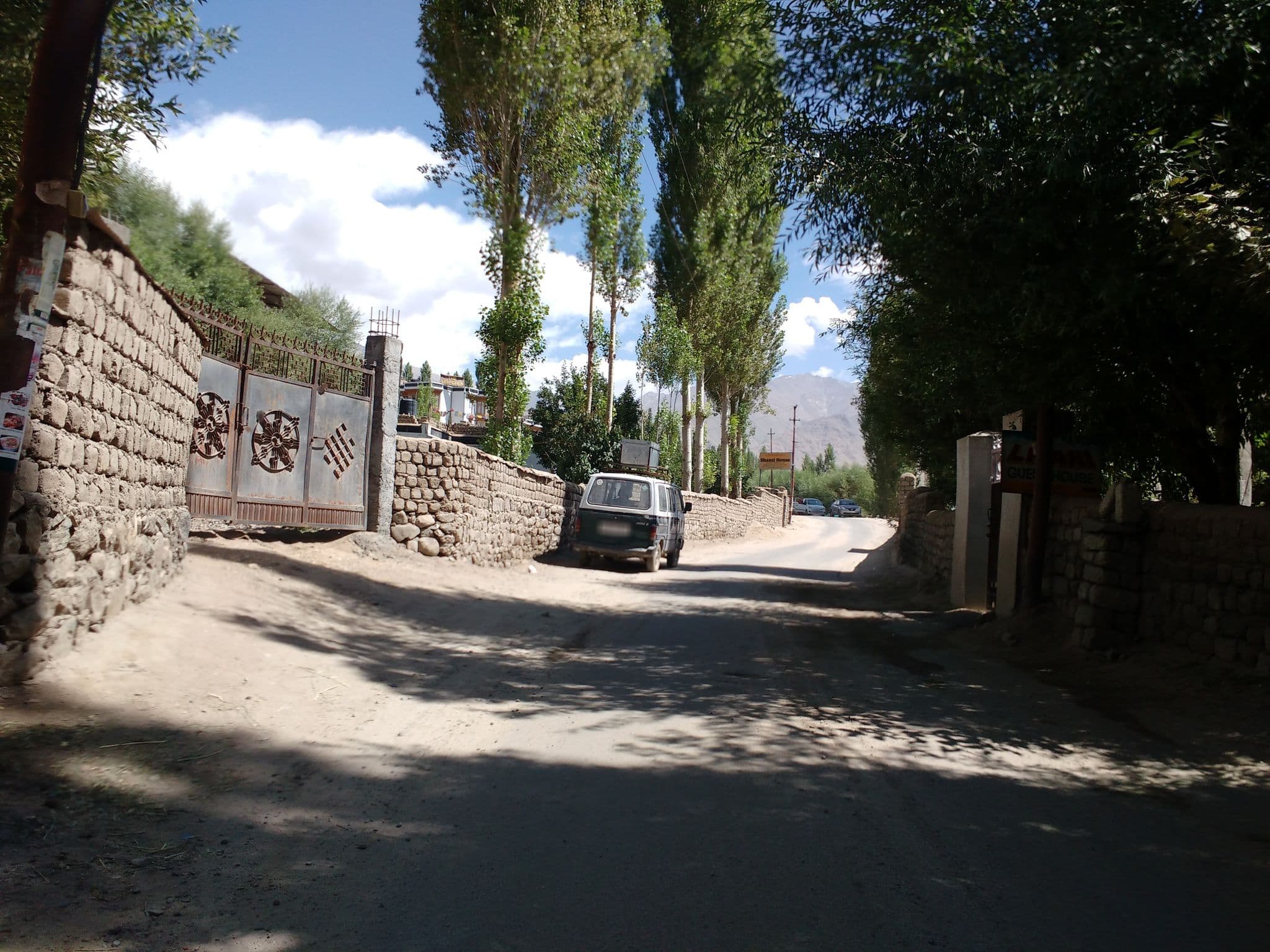 Street view near Lhari Guest House, Leh
