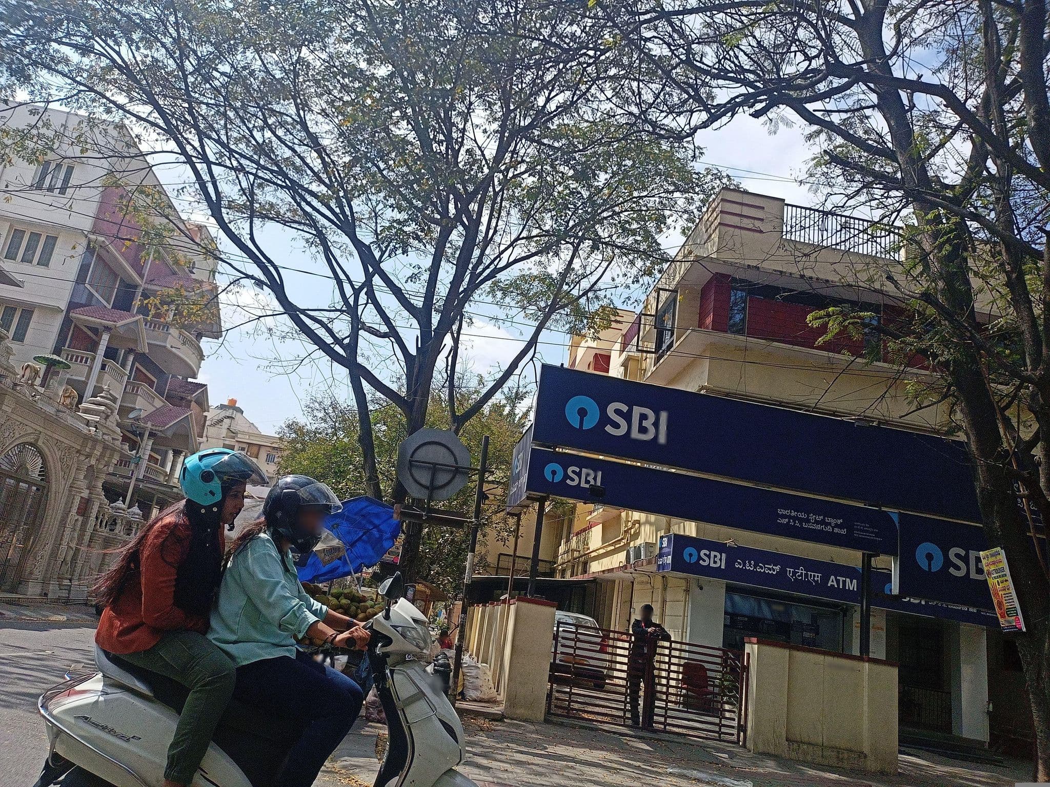 Street view near Jain Bhavan, Bengaluru