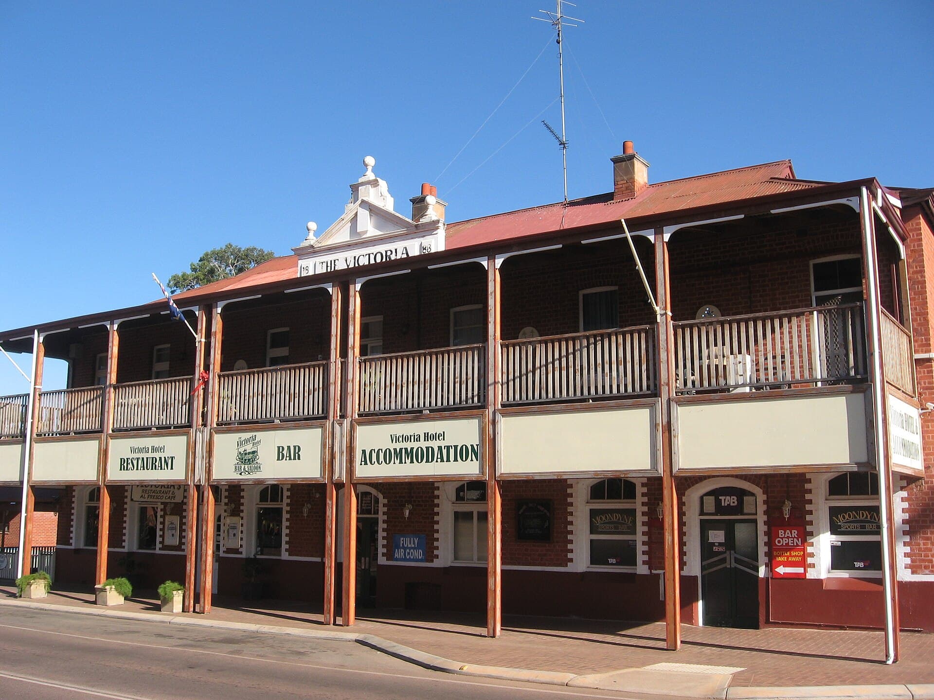 Victoria Hotel-Motel (via Wikimedia Commons, CC BY-SA 3.0)
