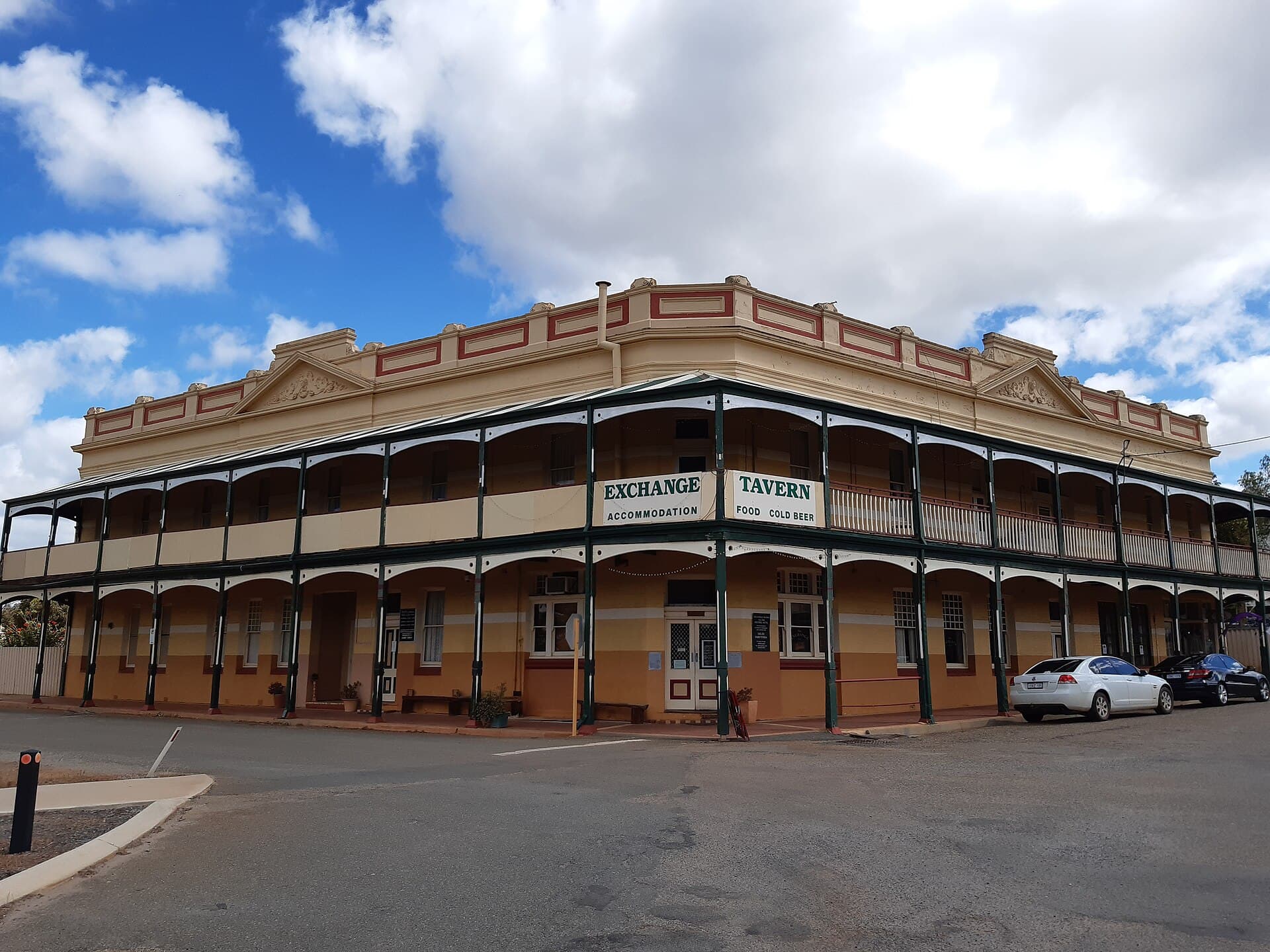 Exchange Tavern (via Wikimedia Commons, CC BY-SA 4.0)
