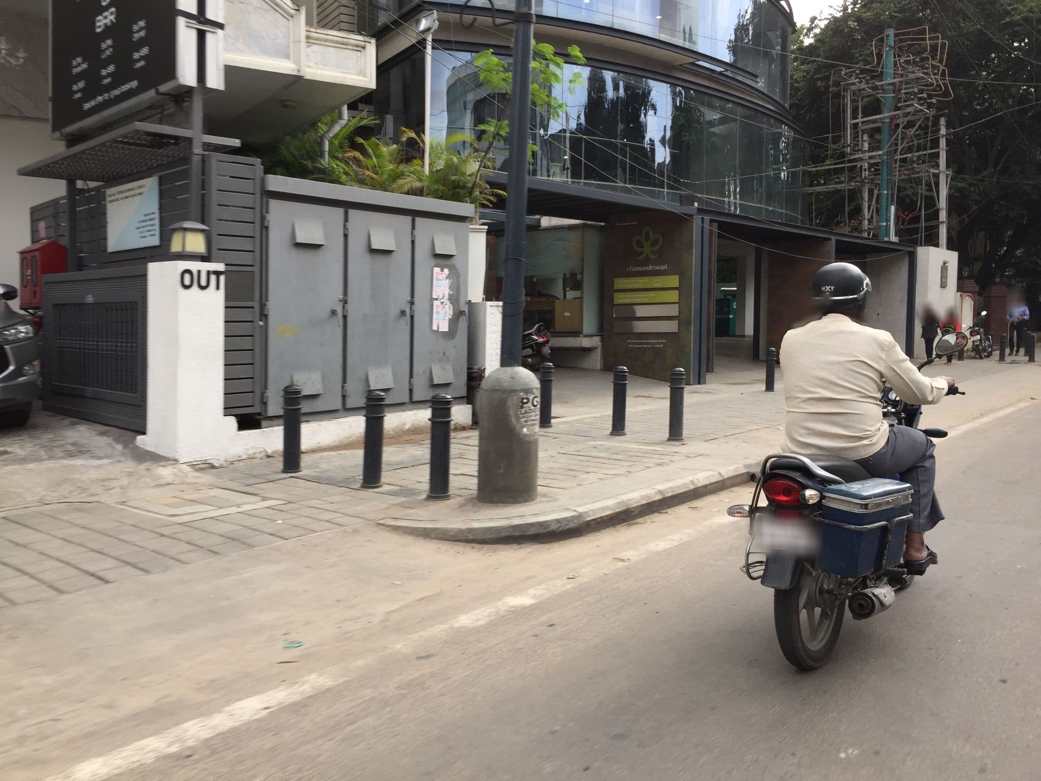 Street view near The Elanza Hotel, Bengaluru