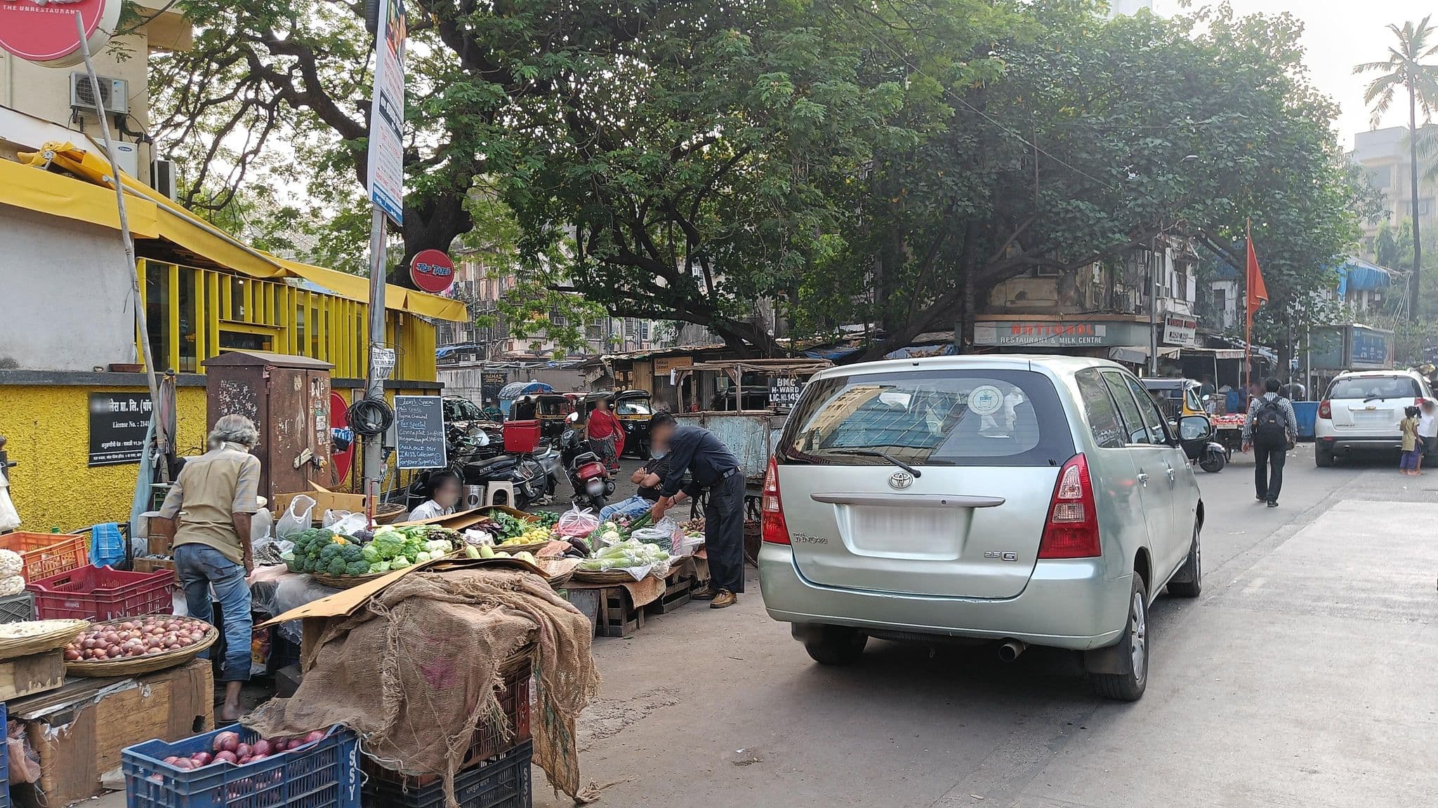 Street view near Hotel Jewel Palace, Dhārāvi — © varunbhakhri (CC BY-SA · Mapillary)