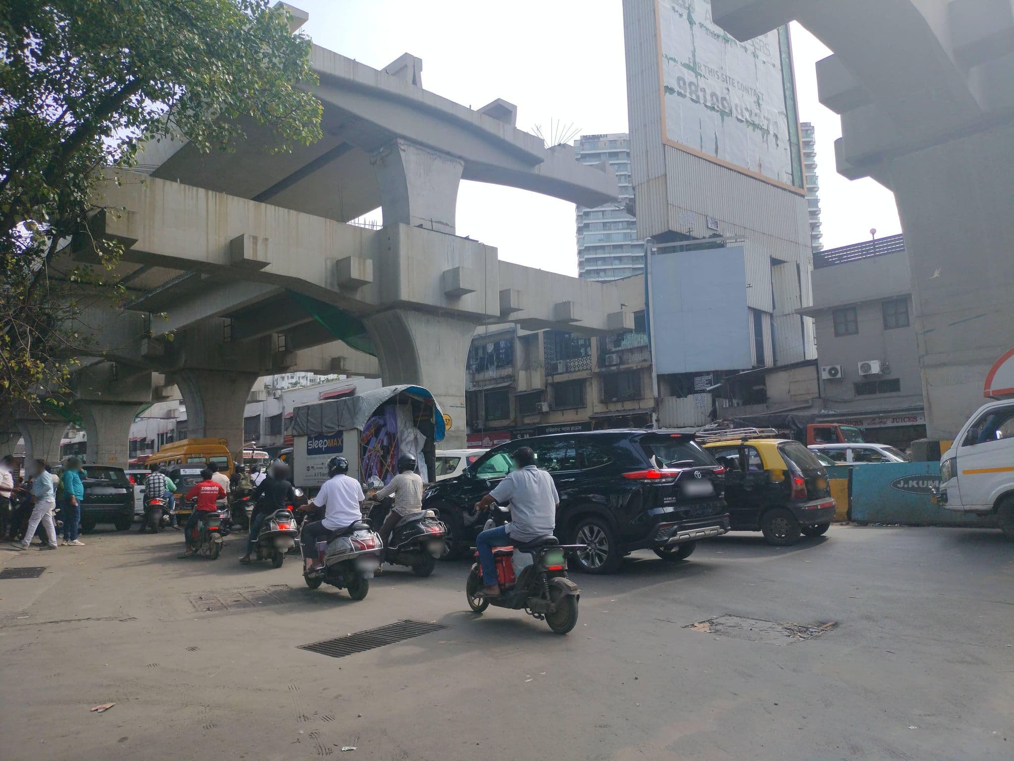 Street view near Hotel Lucky, Dhārāvi — © nikitabaliga199 (CC BY-SA · Mapillary)