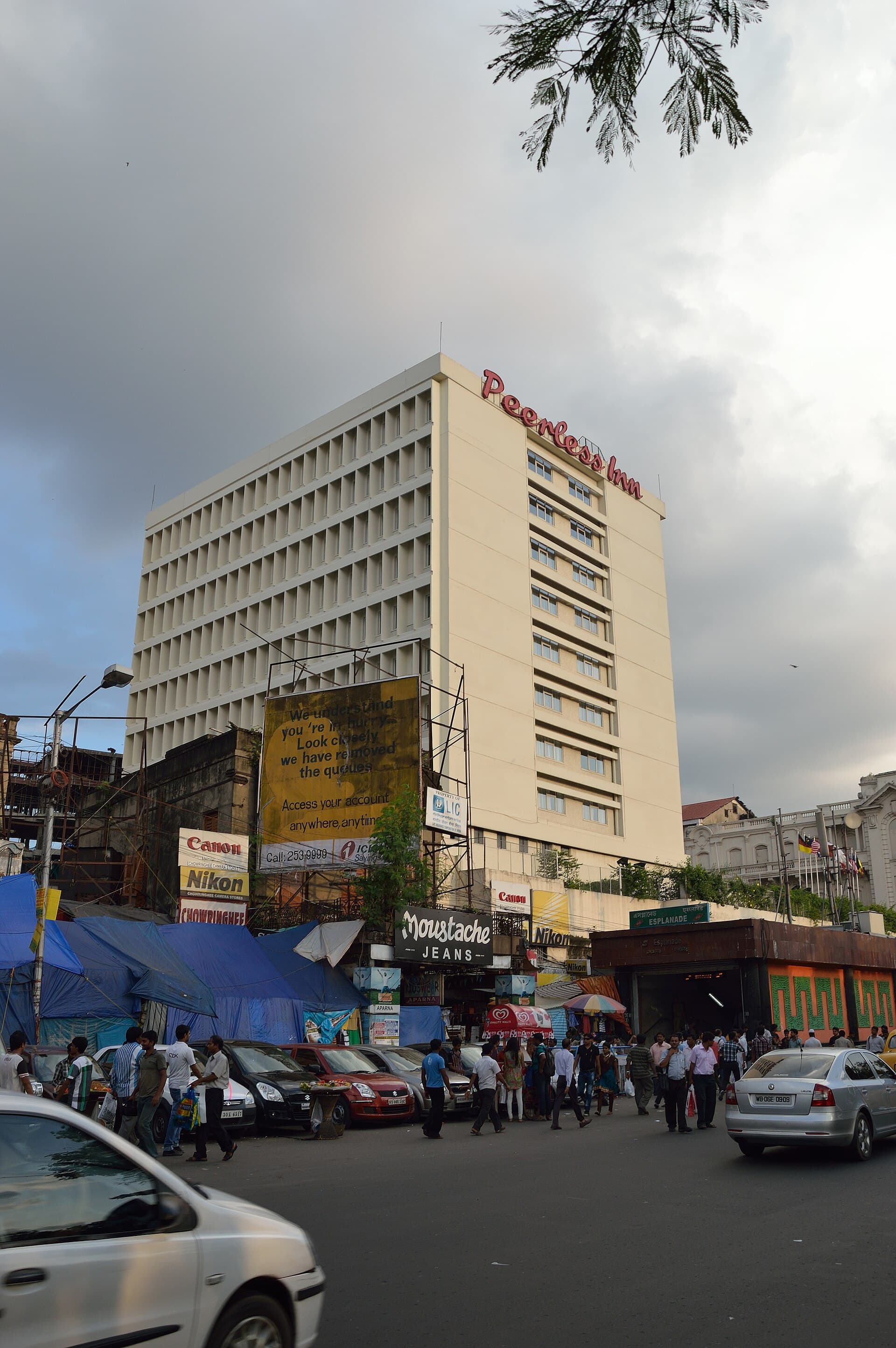 The Peerless Inn (via Wikimedia Commons, CC BY 3.0)