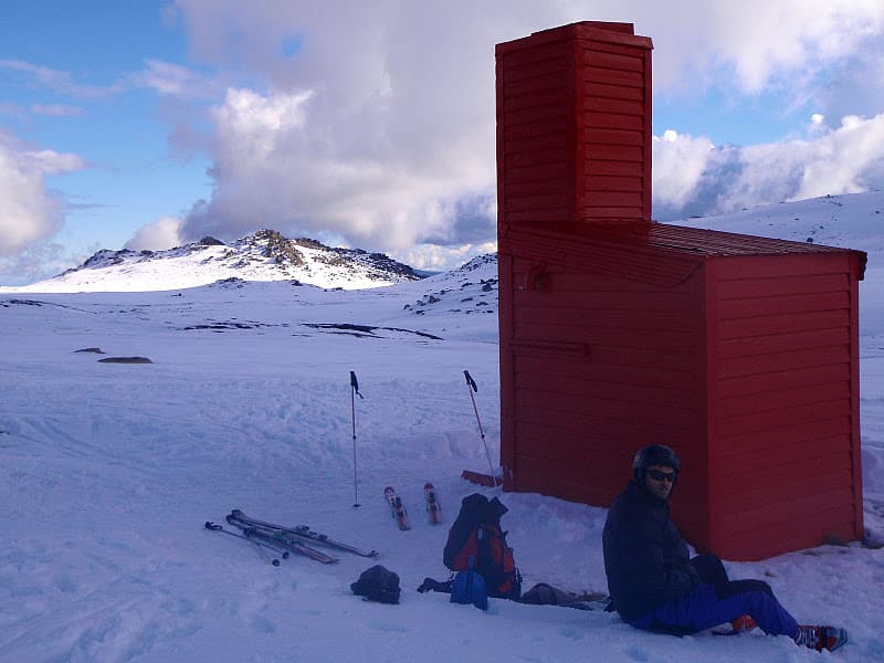 Cootapatamba Hut (via Wikimedia Commons, CC BY-SA 3.0)