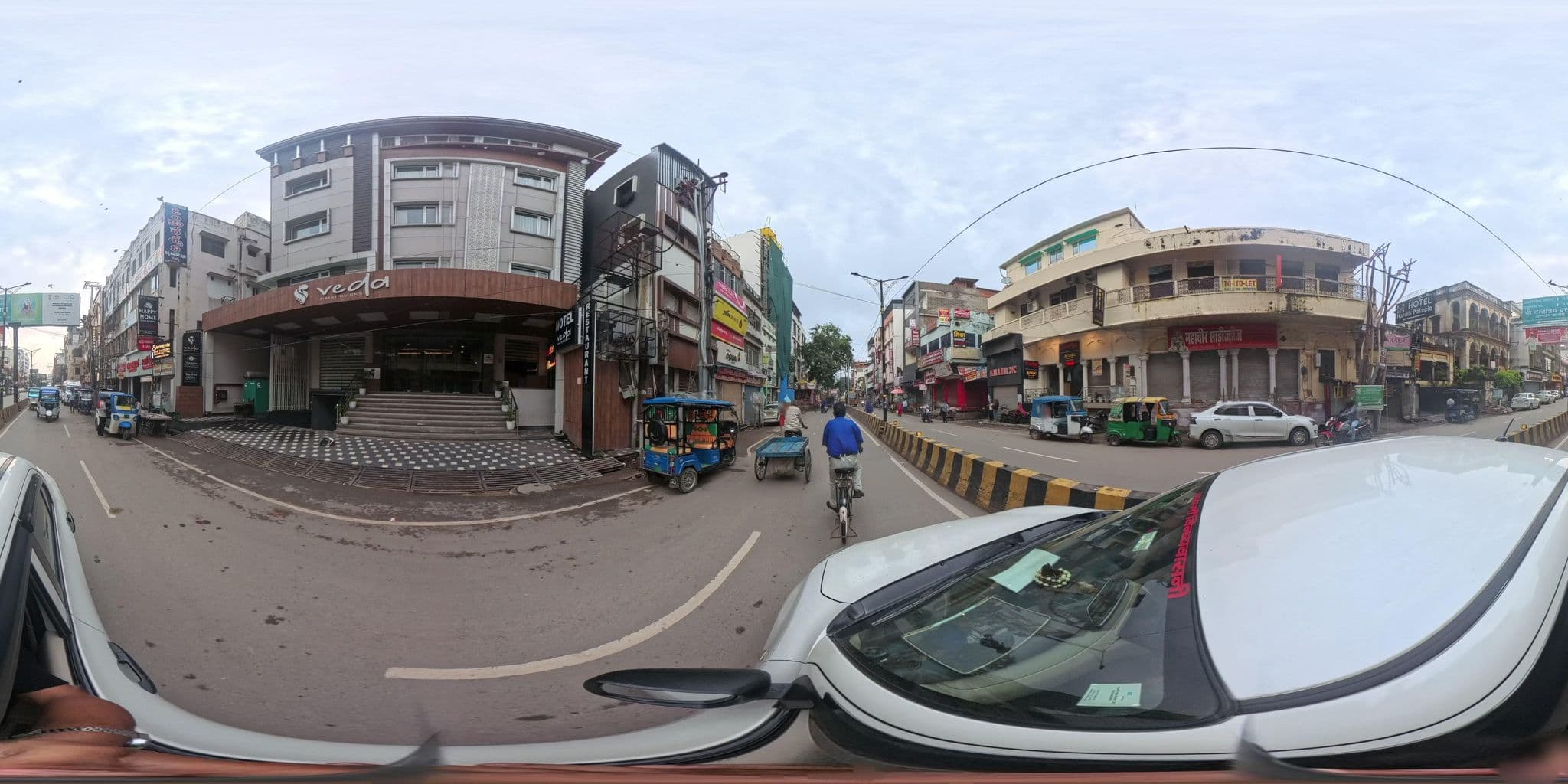 Street view near Bedzzz, Varanasi