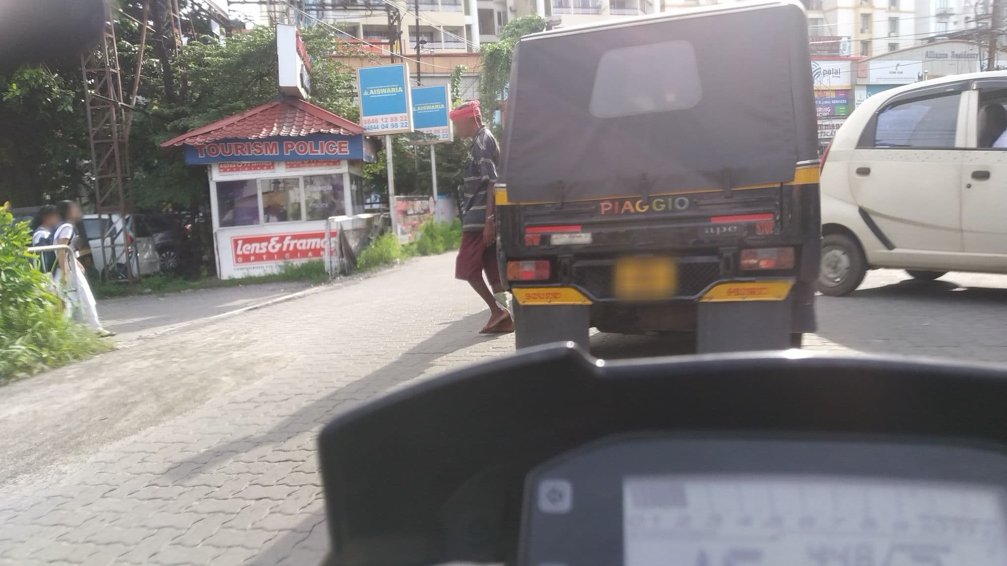 Street view near Grand Hakoba Hotel, Kanayannur