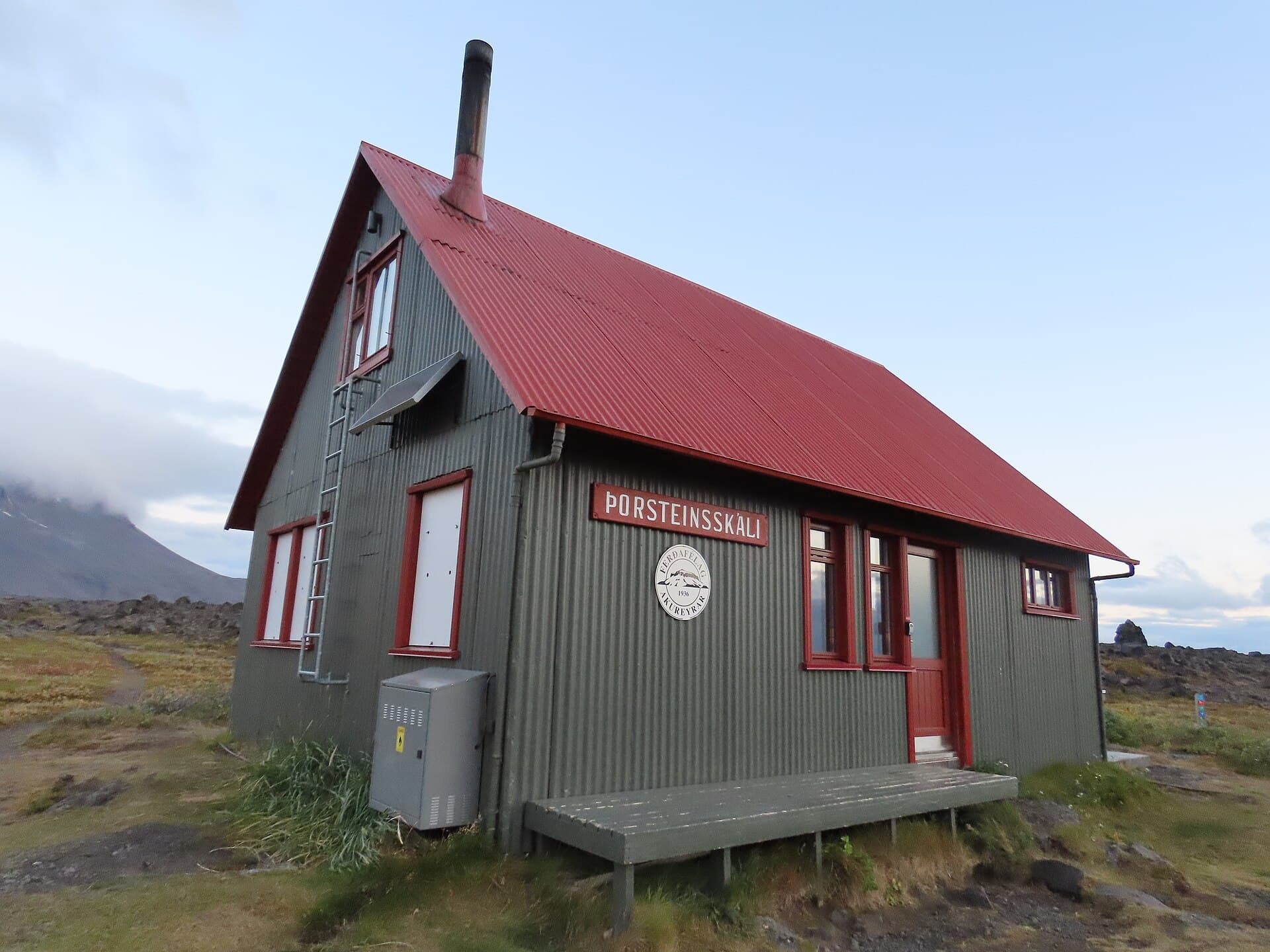Þorsteinsskáli (via Wikimedia Commons, CC BY-SA 4.0)
