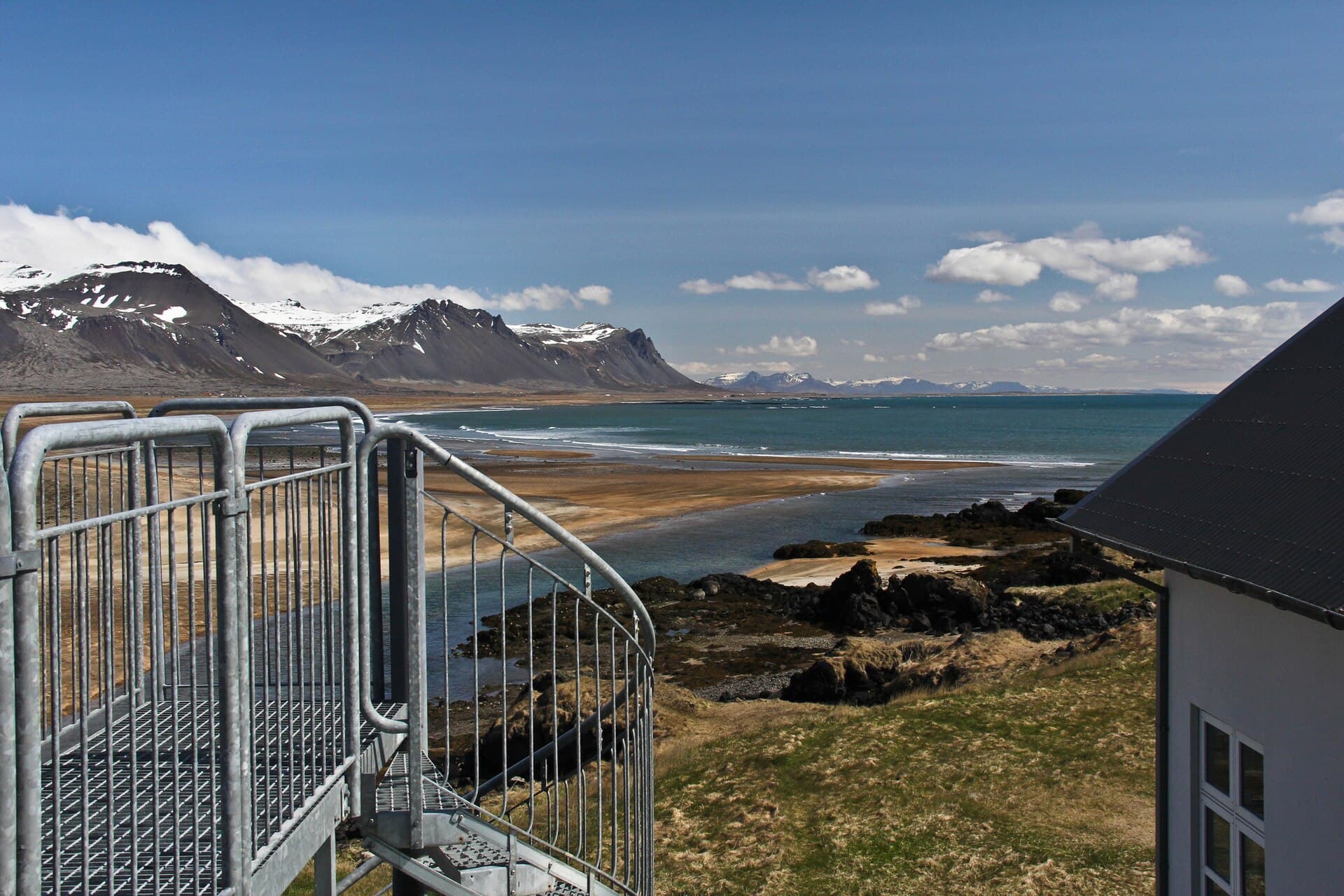 Hotel Búðir (via Wikimedia Commons, CC BY 2.0)