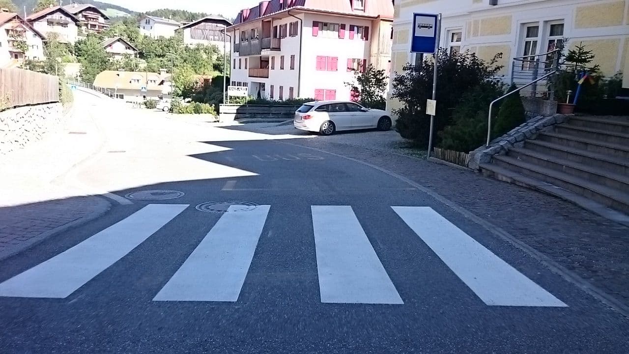 Street view near Hotel Kronplatz, Valdaora di Mezzo — © voschix (CC BY-SA · Mapillary)