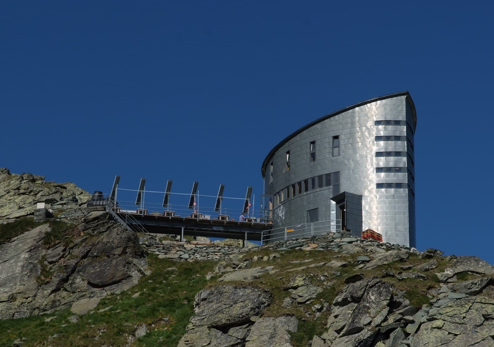 Cabane du Vélan (via Wikimedia Commons, CC BY-SA 3.0)