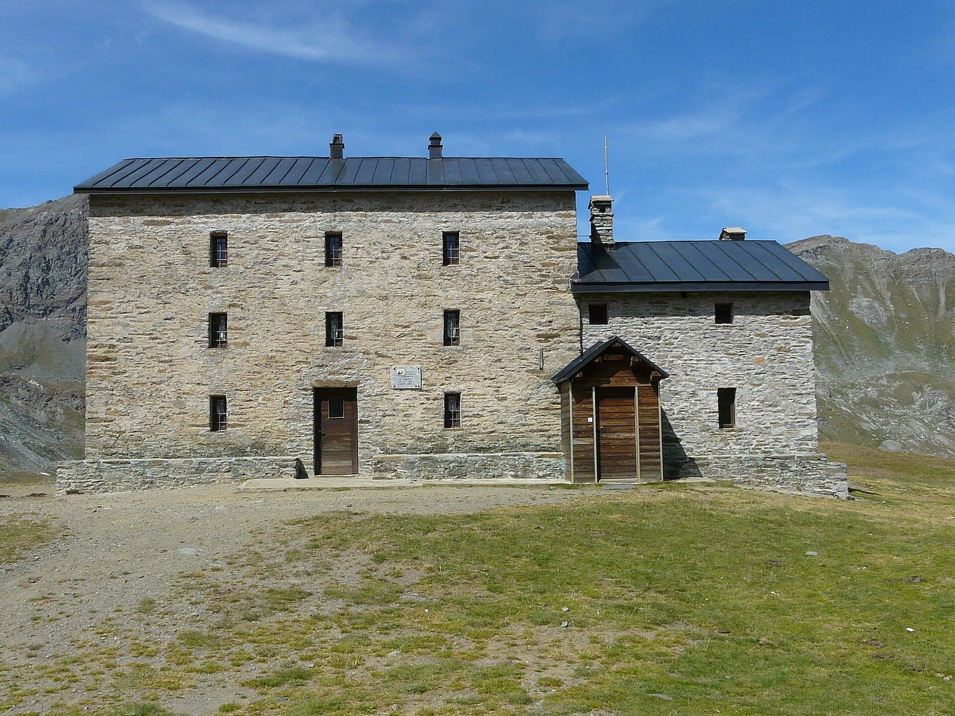 Rifugio del Misérin (via Wikimedia Commons, CC BY-SA 3.0)