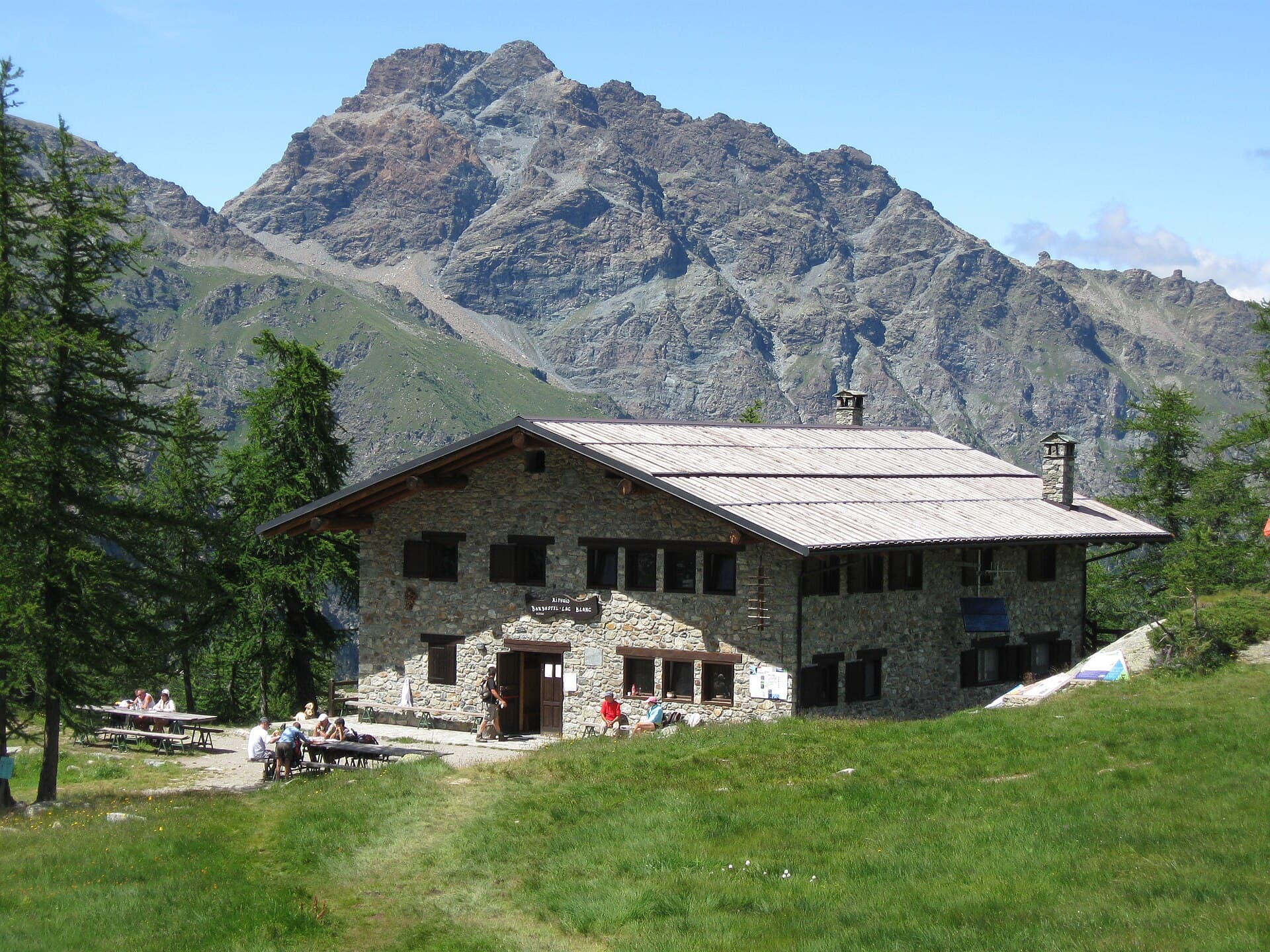 Rifugio Barbustel (via Wikimedia Commons, Public domain)