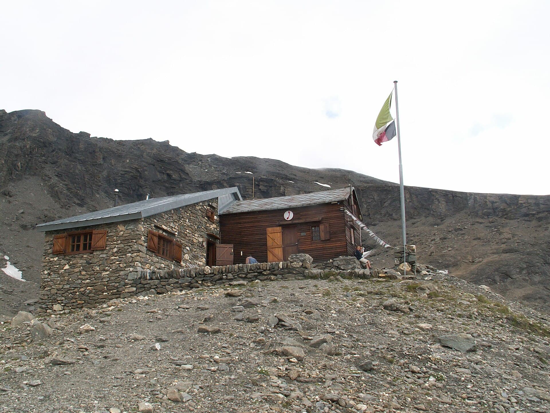 Rifugio Franco Chiarella all'Amianthe (via Wikimedia Commons, CC BY-SA 3.0)