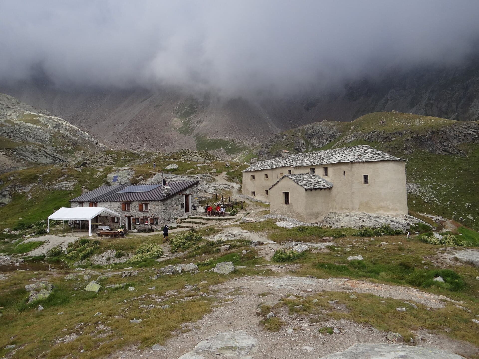 Rifugio Oratorio di Cuney (via Wikimedia Commons, CC BY-SA 3.0)