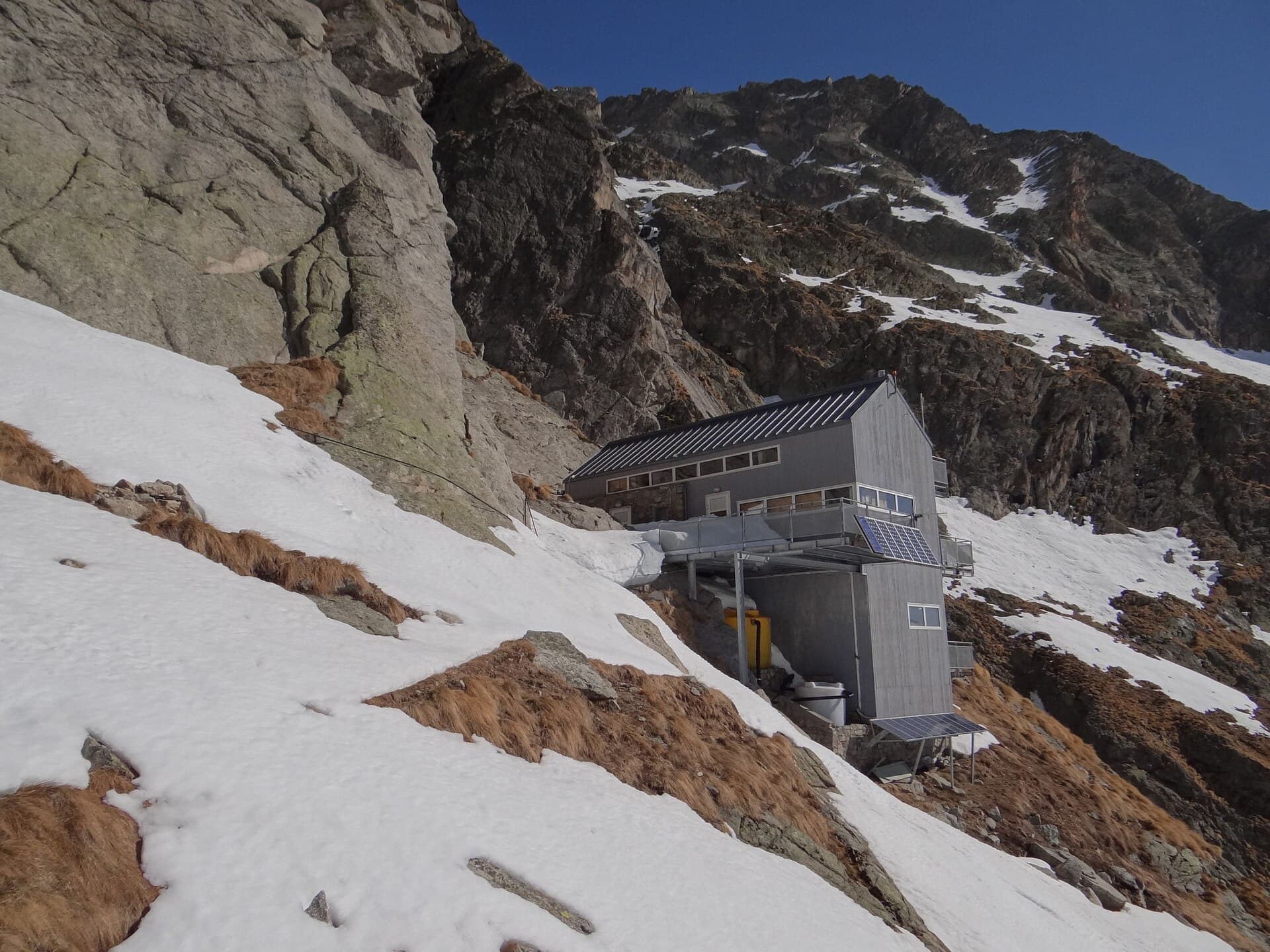 Rifugio Cesare Dalmazzi (via Wikimedia Commons, CC BY-SA 2.5)