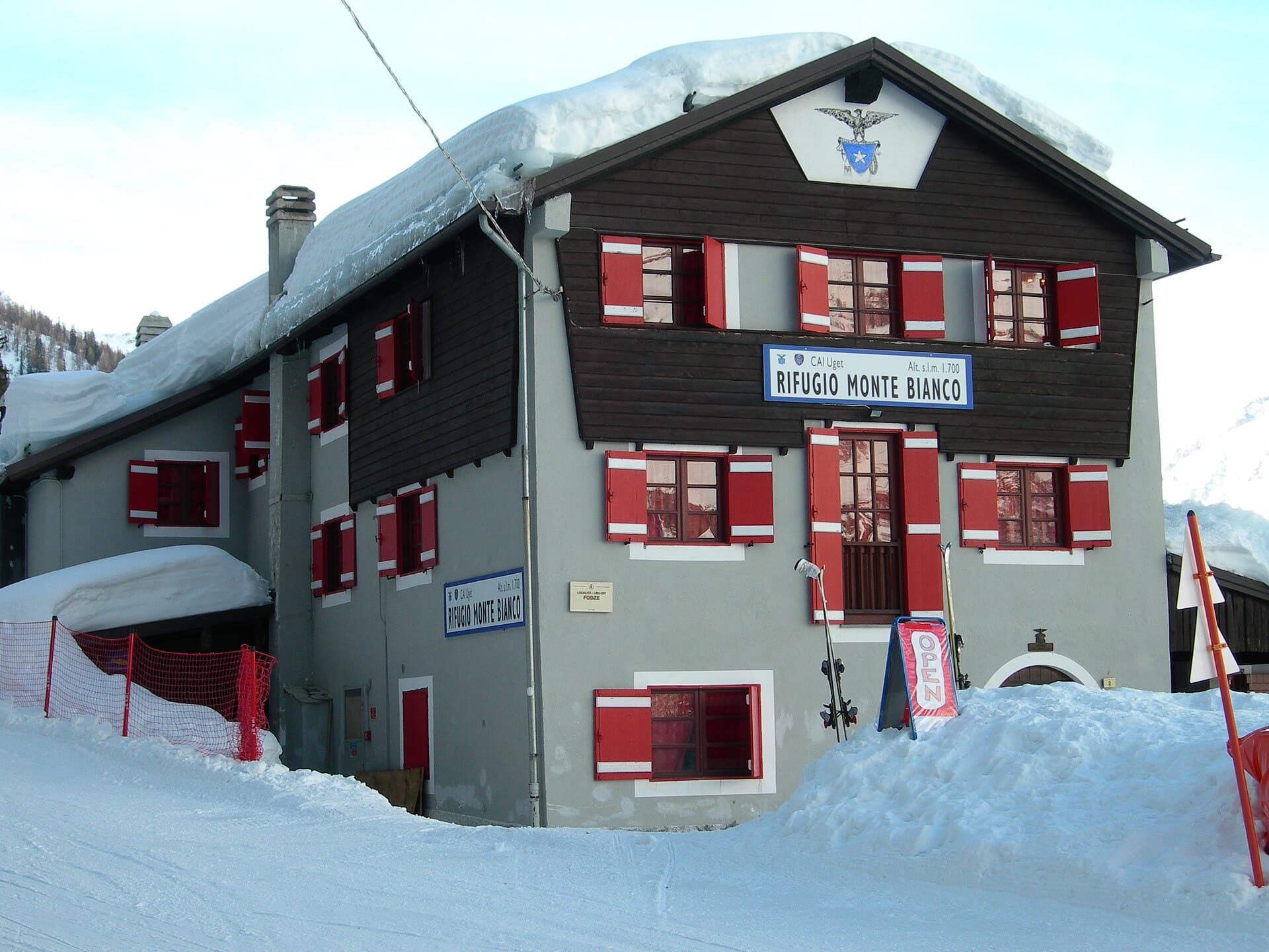 Rifugio Monte Bianco (via Wikimedia Commons, CC BY-SA 3.0)