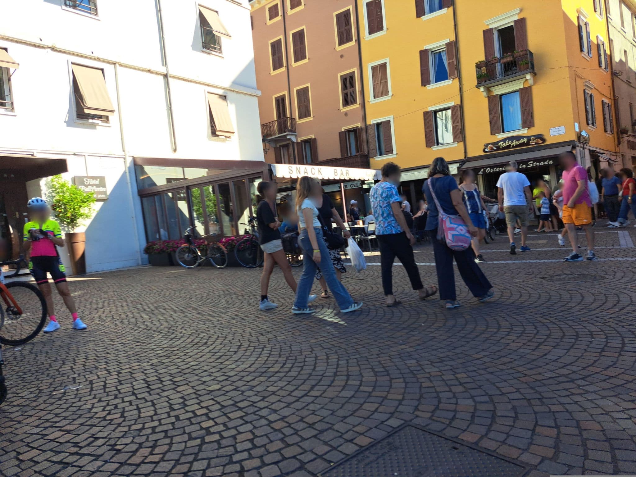 Street view near Hotel Bell´Arrivo, Peschiera del Garda — © giubar (CC BY-SA · Mapillary)