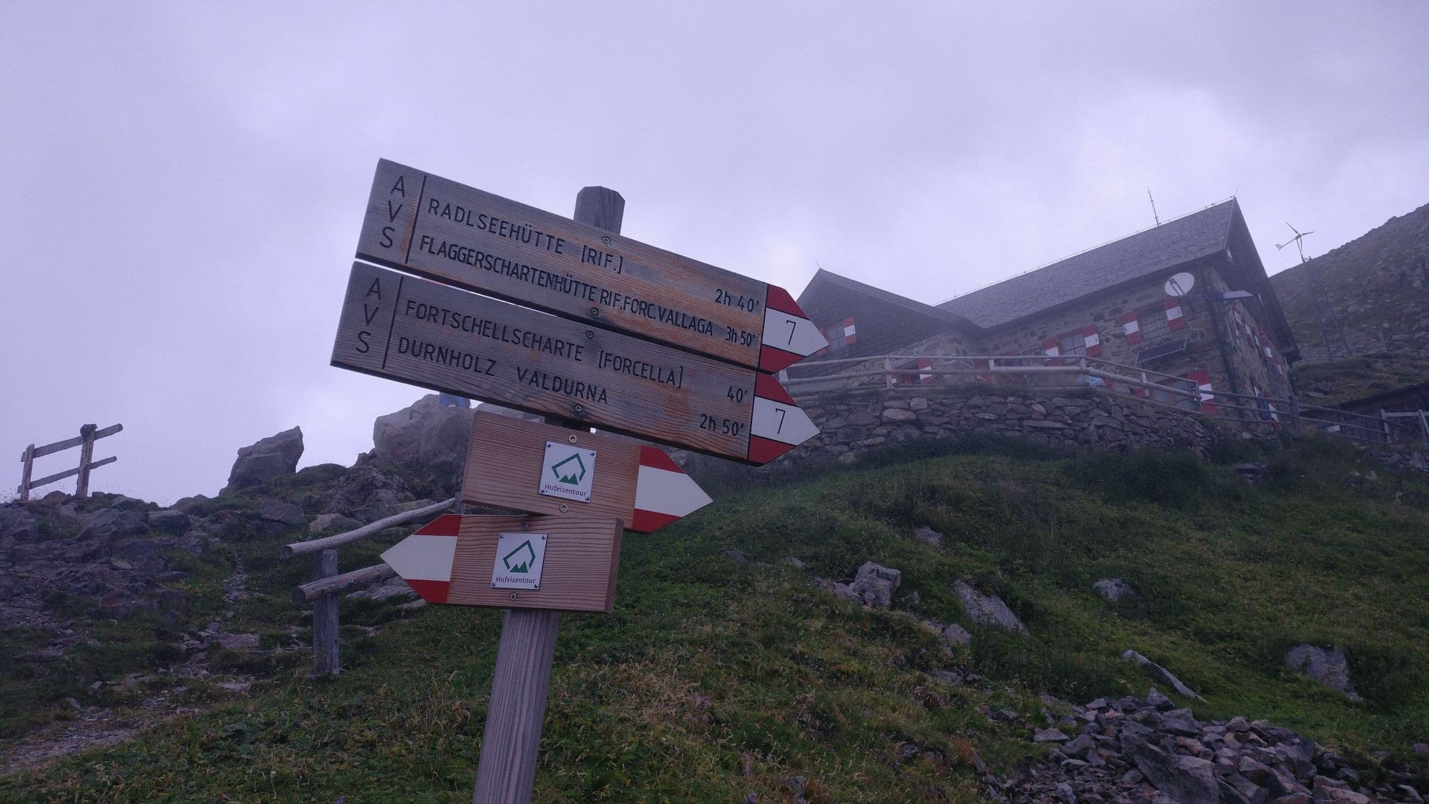 Street view near Schutzhaus Latzfonser Kreuz - Rifugio Santa Croce di Lazfons, Velturno — © tyr (CC BY-SA · Mapillary)