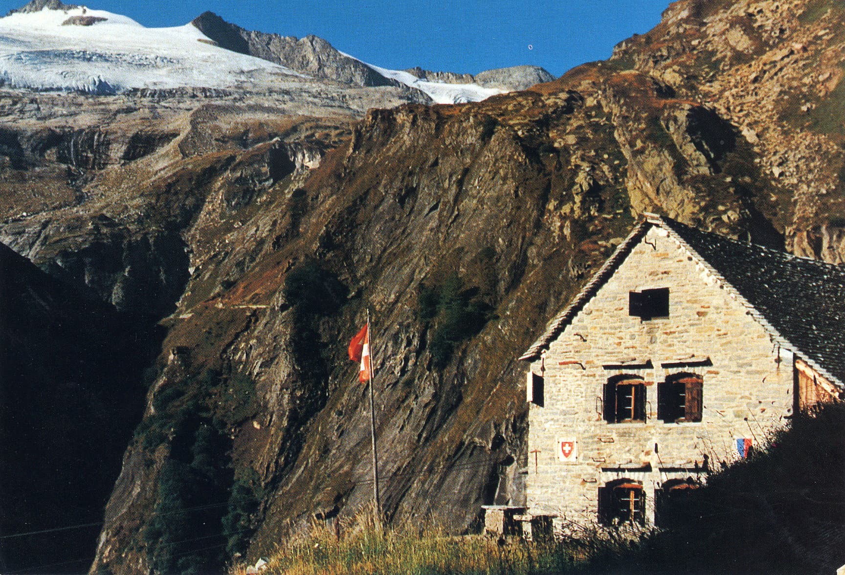 Capanna Basodino CAS (via Wikimedia Commons, CC BY-SA 3.0)