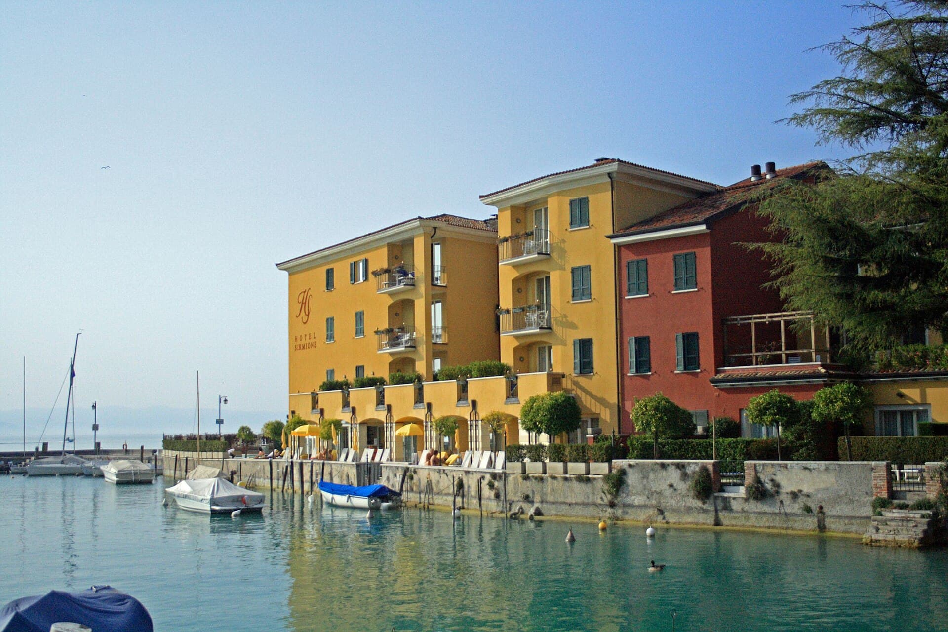 Hotel Eden (via Wikimedia Commons, CC BY 3.0)