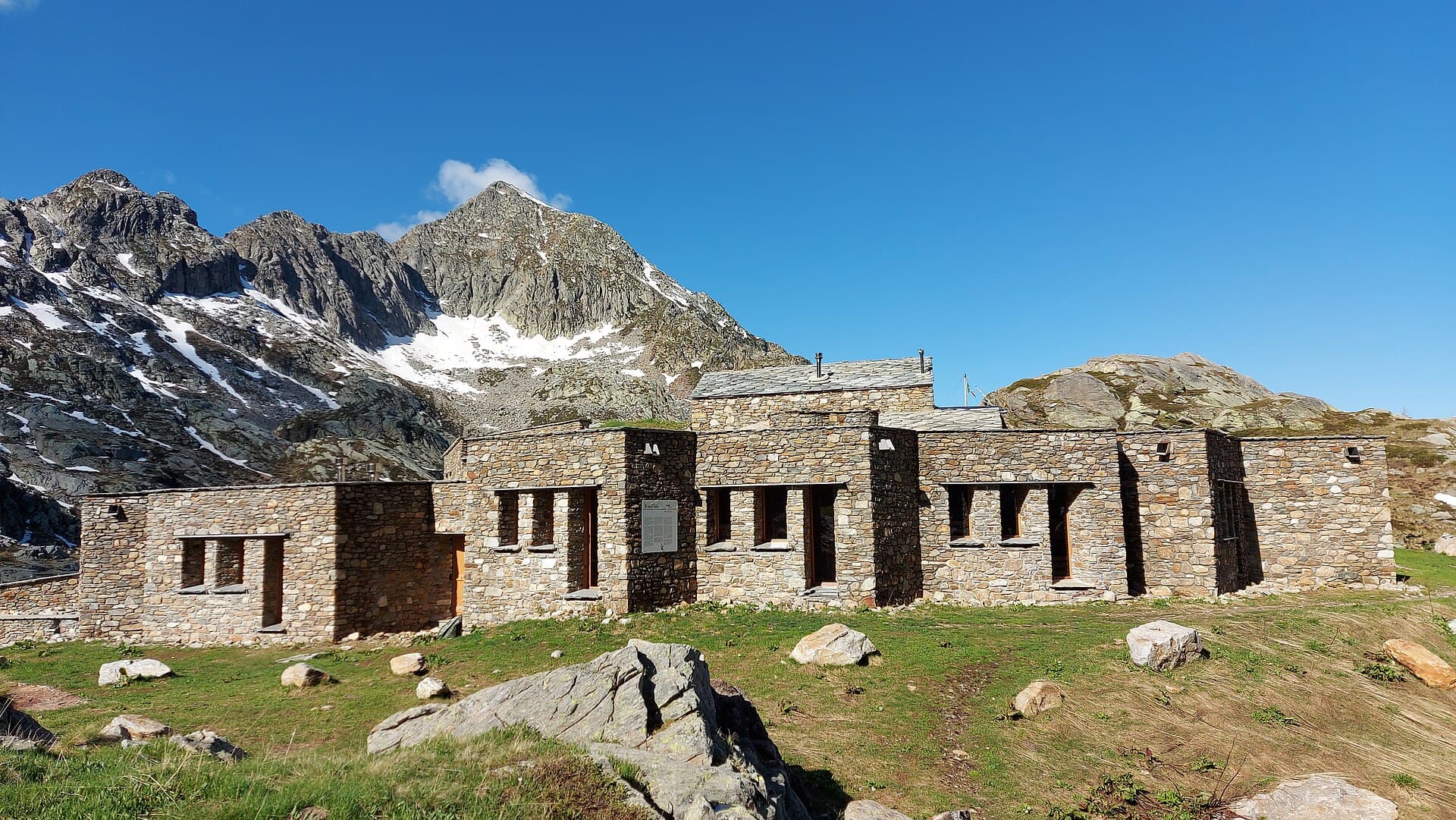 Rifugio Barma (via Wikimedia Commons, CC BY-SA 4.0)