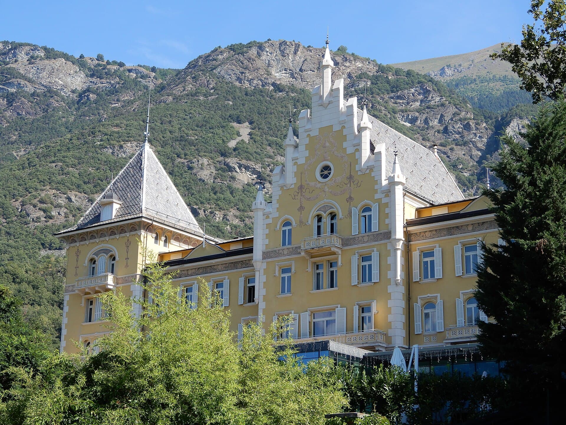 Grand Hotel Billia (via Wikimedia Commons, CC BY-SA 4.0)