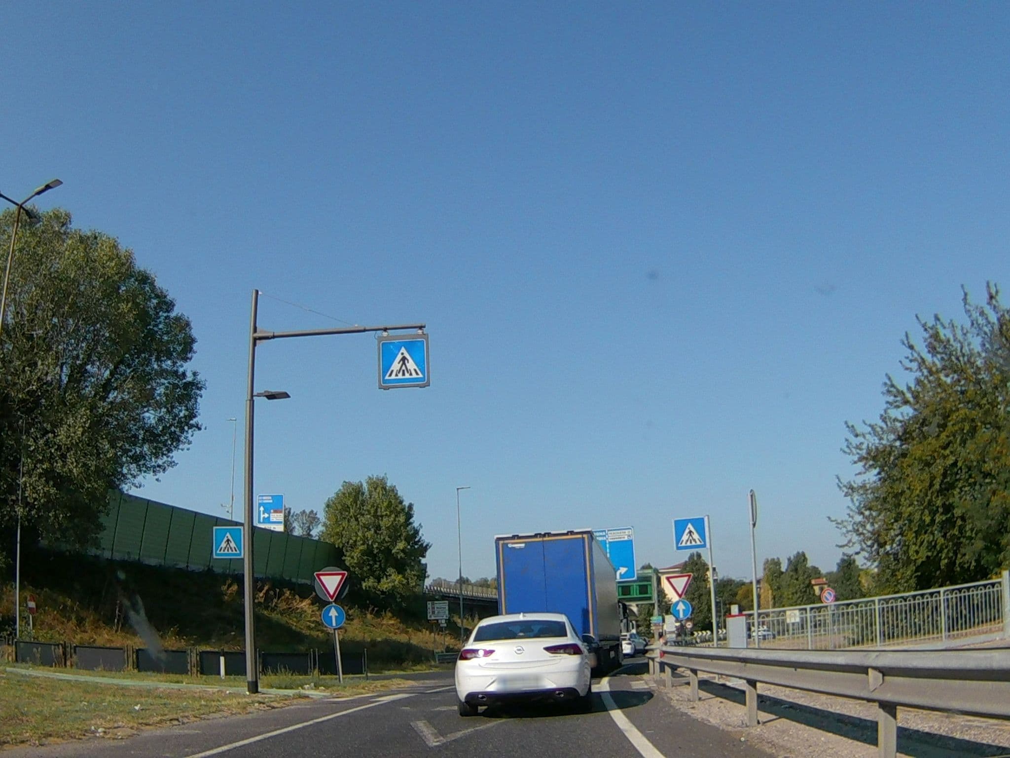Street view near Il Giardino, Peschiera del Garda — © endszbrxns (CC BY-SA · Mapillary)