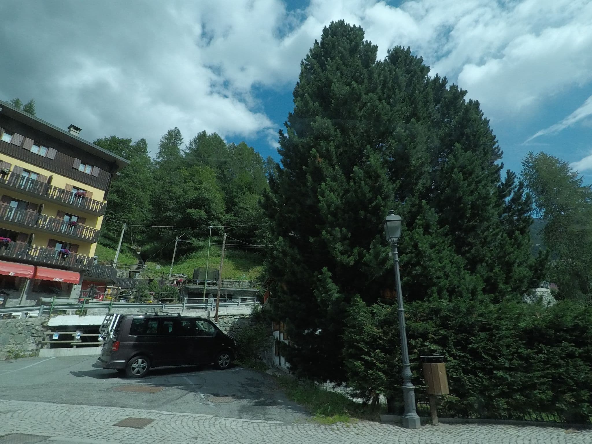 Street view near Hotel Etoile De Neige, Valtournenche — © bcostacurta (CC BY-SA · Mapillary)