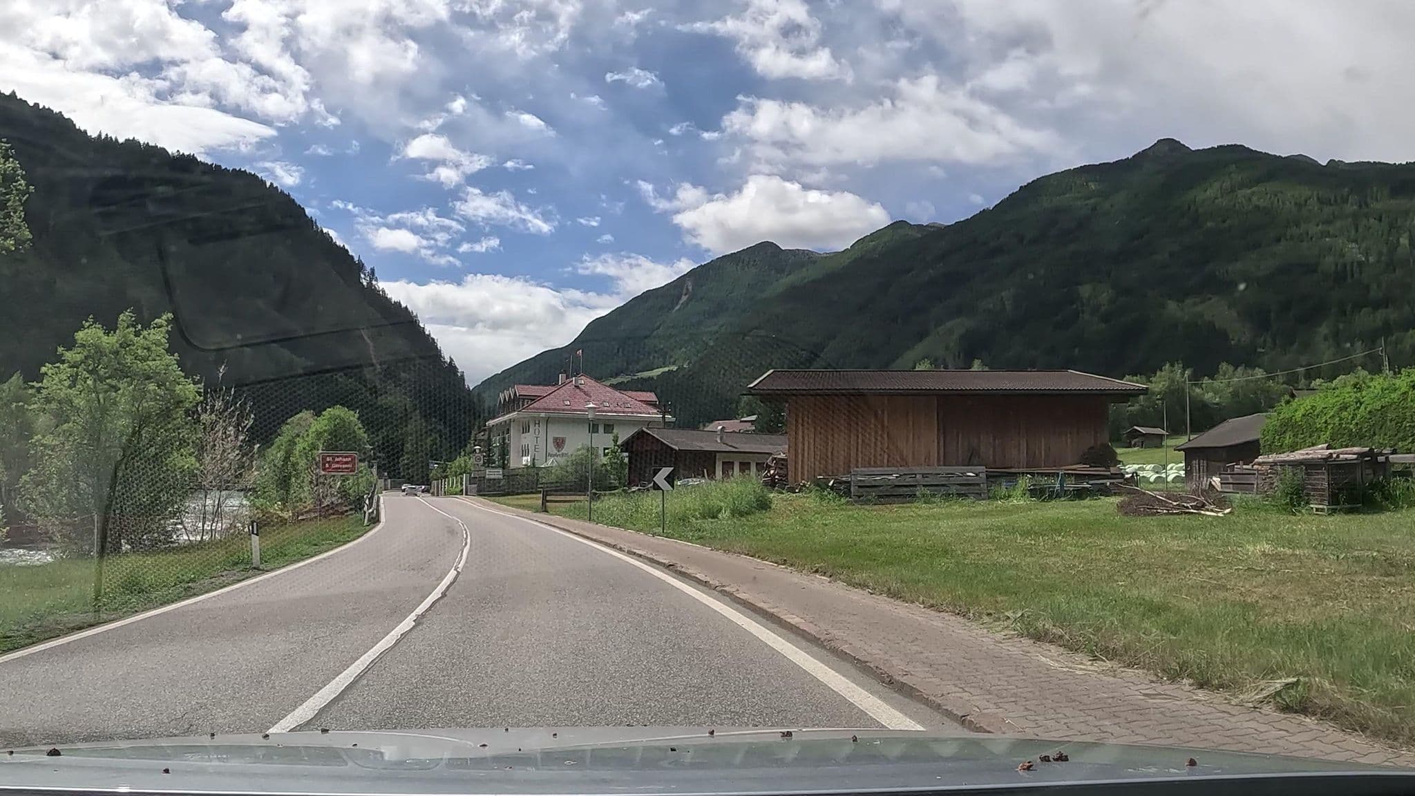 Street view near Garni Rosi, Valle Aurina - Ahrntal — © stefanro74 (CC BY-SA · Mapillary)