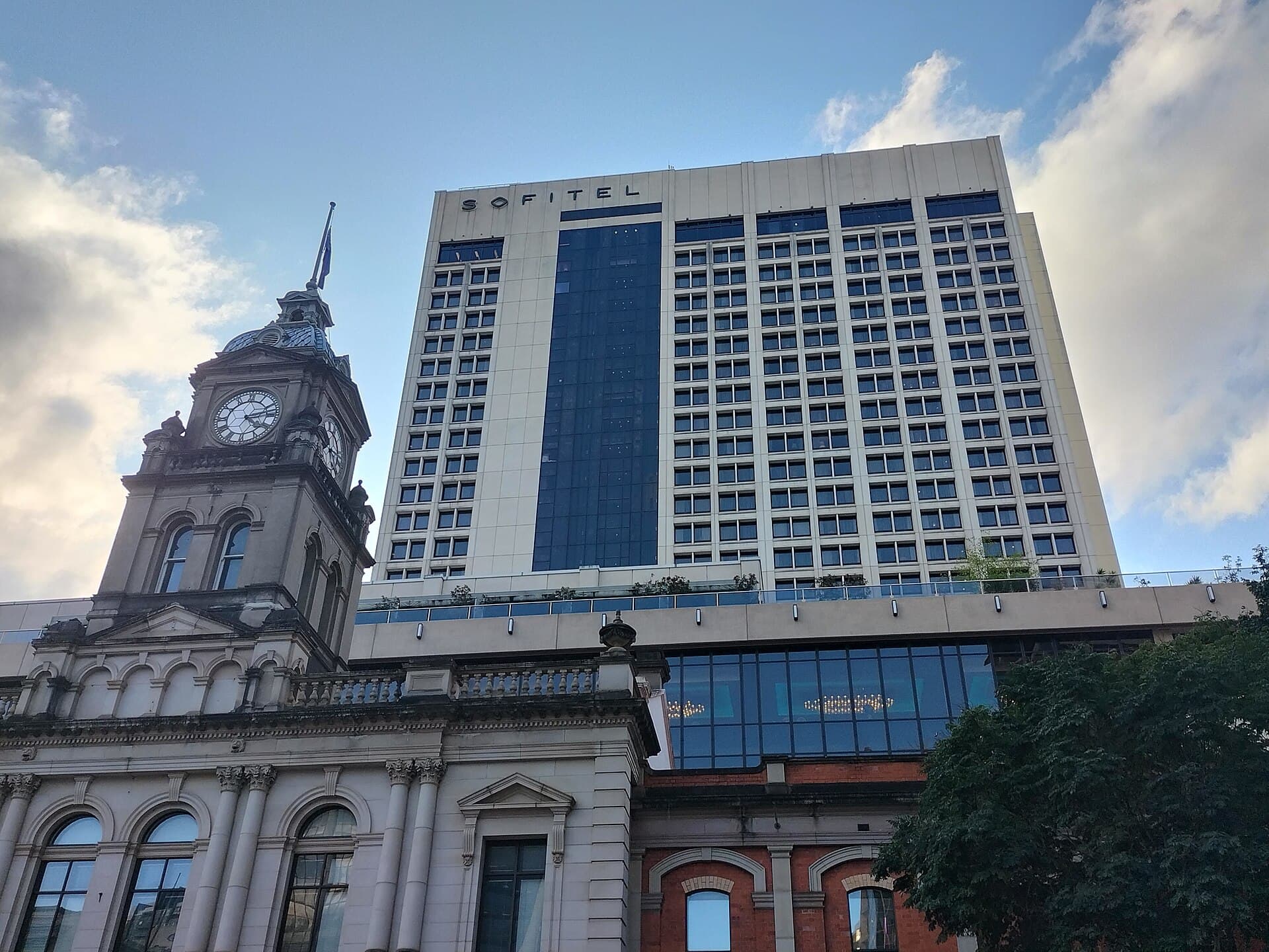 Sofitel Brisbane Central (via Wikimedia Commons, CC BY-SA 3.0)