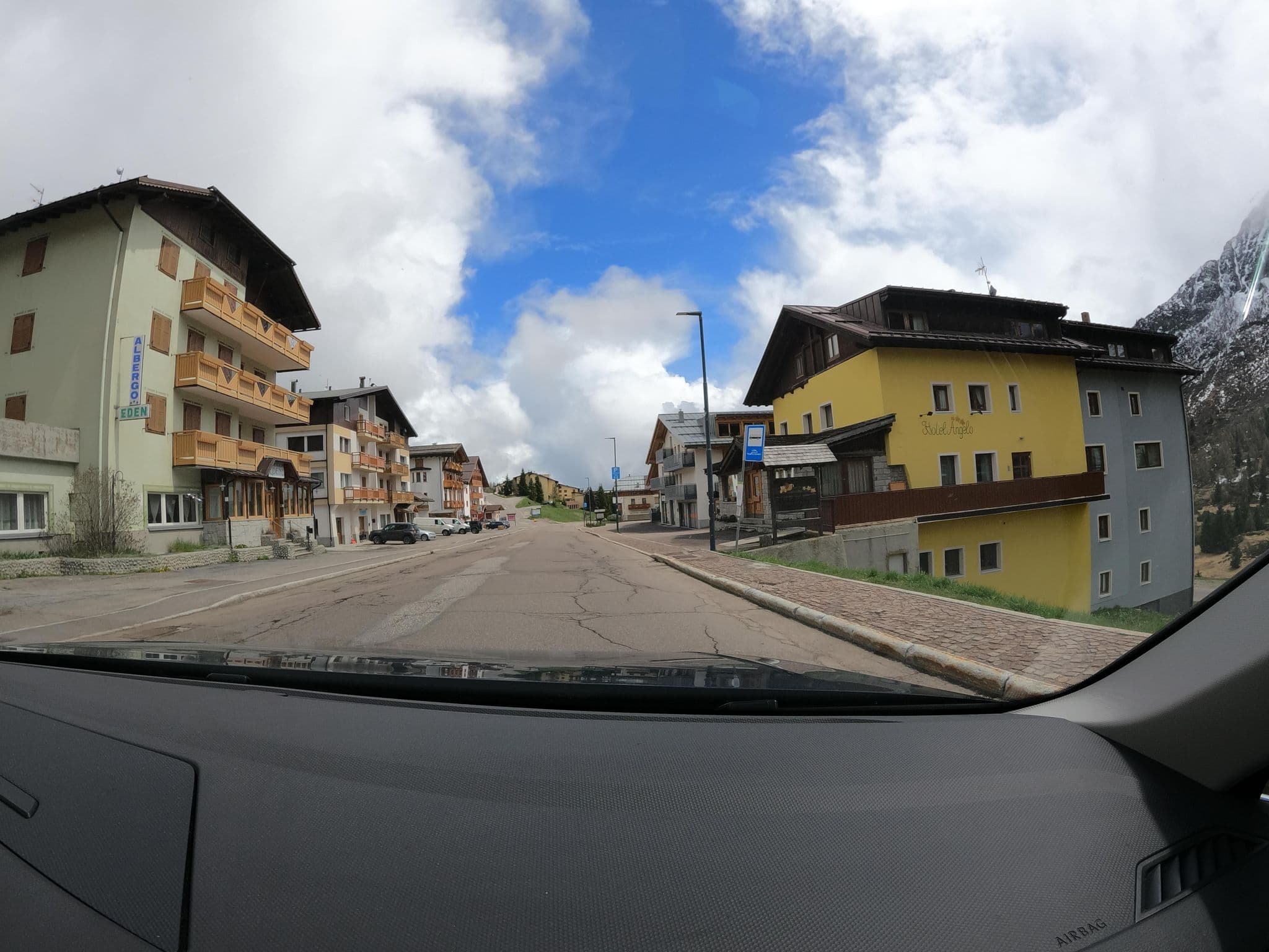 Street view near Albergo Angelo, Ponte di Legno — © borovac (CC BY-SA · Mapillary)