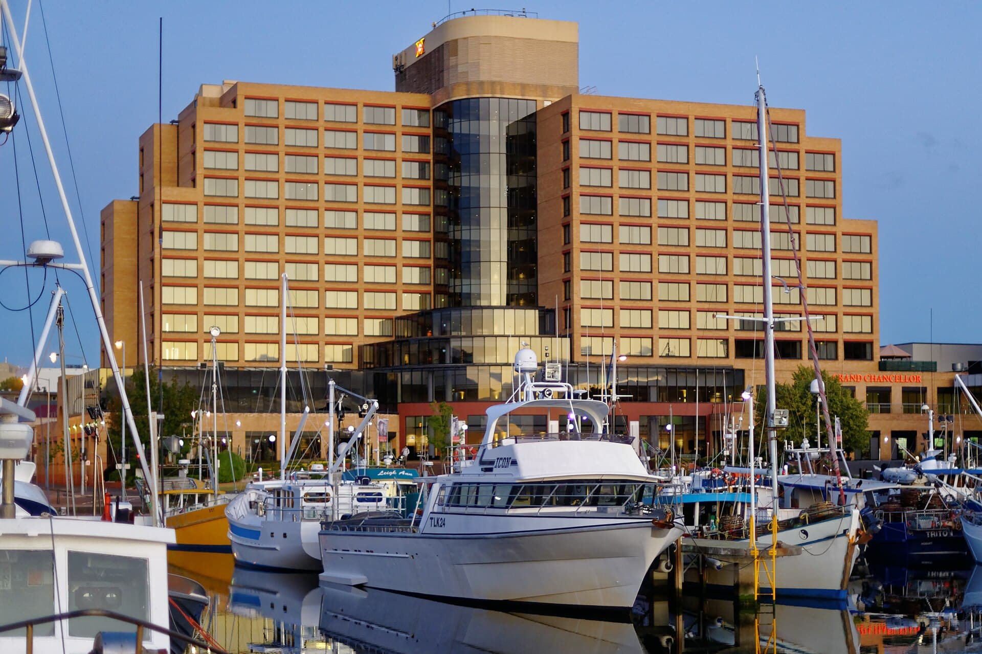Hotel Grand Chancellor Hobart (via Wikimedia Commons, CC BY-SA 4.0)