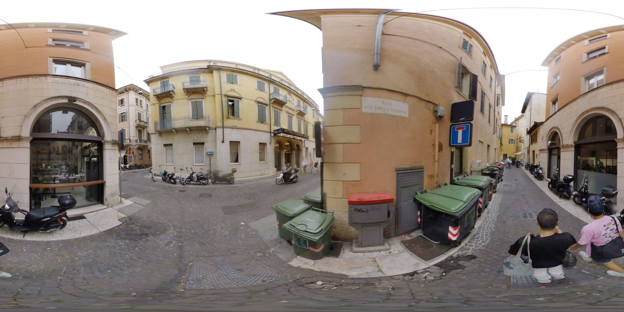 Street view near Colomba d'Oro, Verona