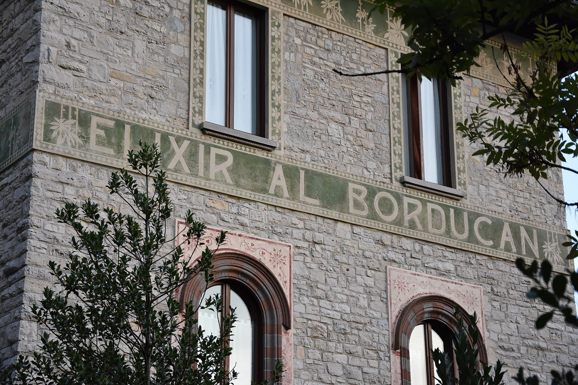Hotel Al Borducan (via Wikimedia Commons, CC BY-SA 4.0)