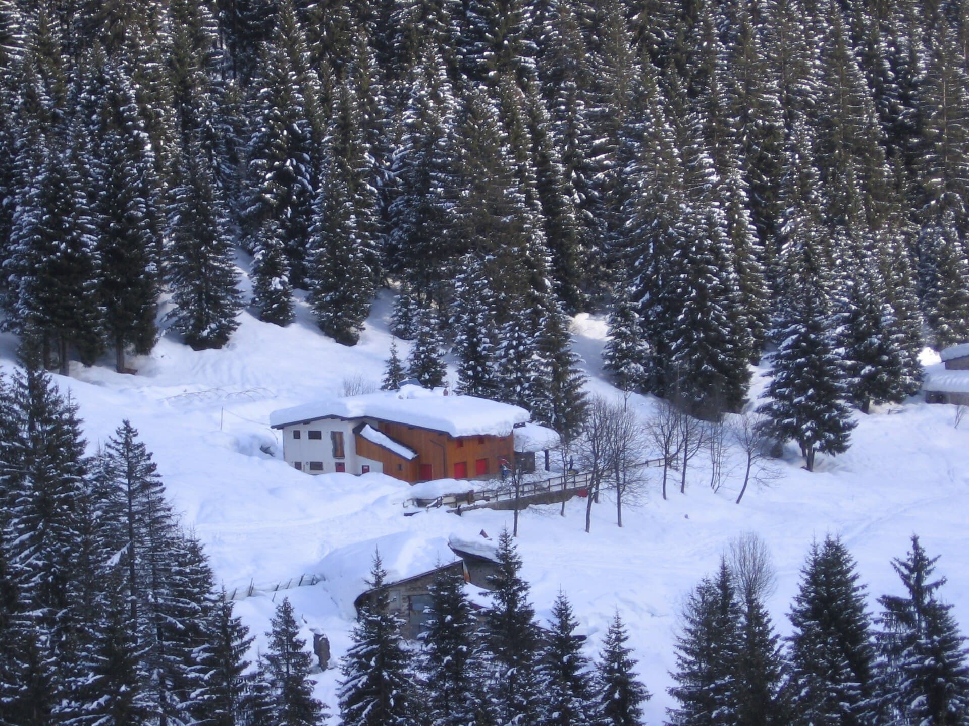 Rifugio Alpe Corte (via Wikimedia Commons, Public domain)