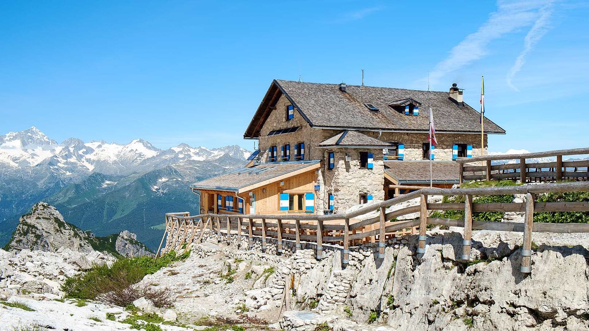 Rifugio Francis Fox Tuckett (via Wikimedia Commons, CC BY-SA 4.0)