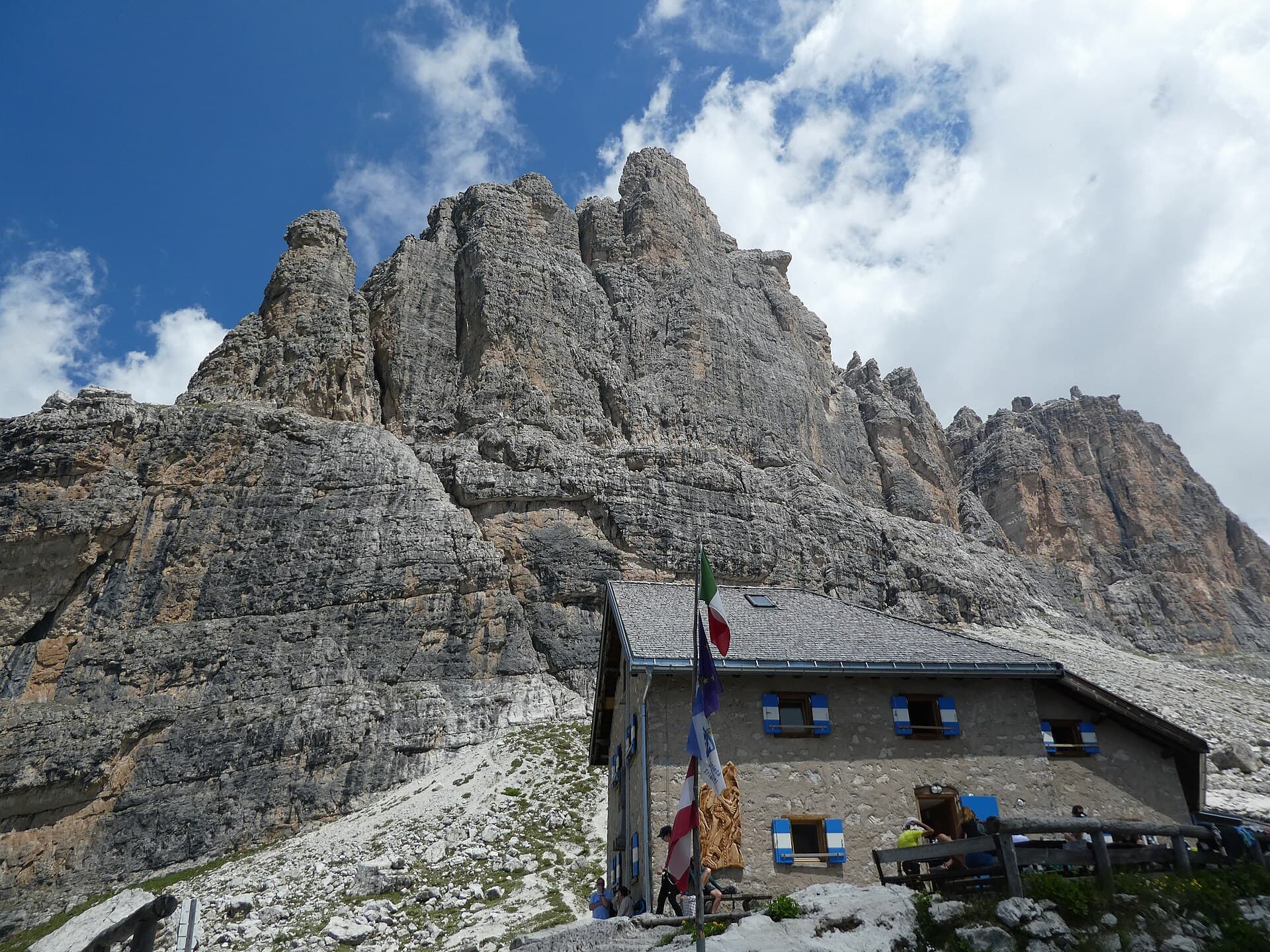 Rifugio Quintino Sella (via Wikimedia Commons, CC BY-SA 4.0)