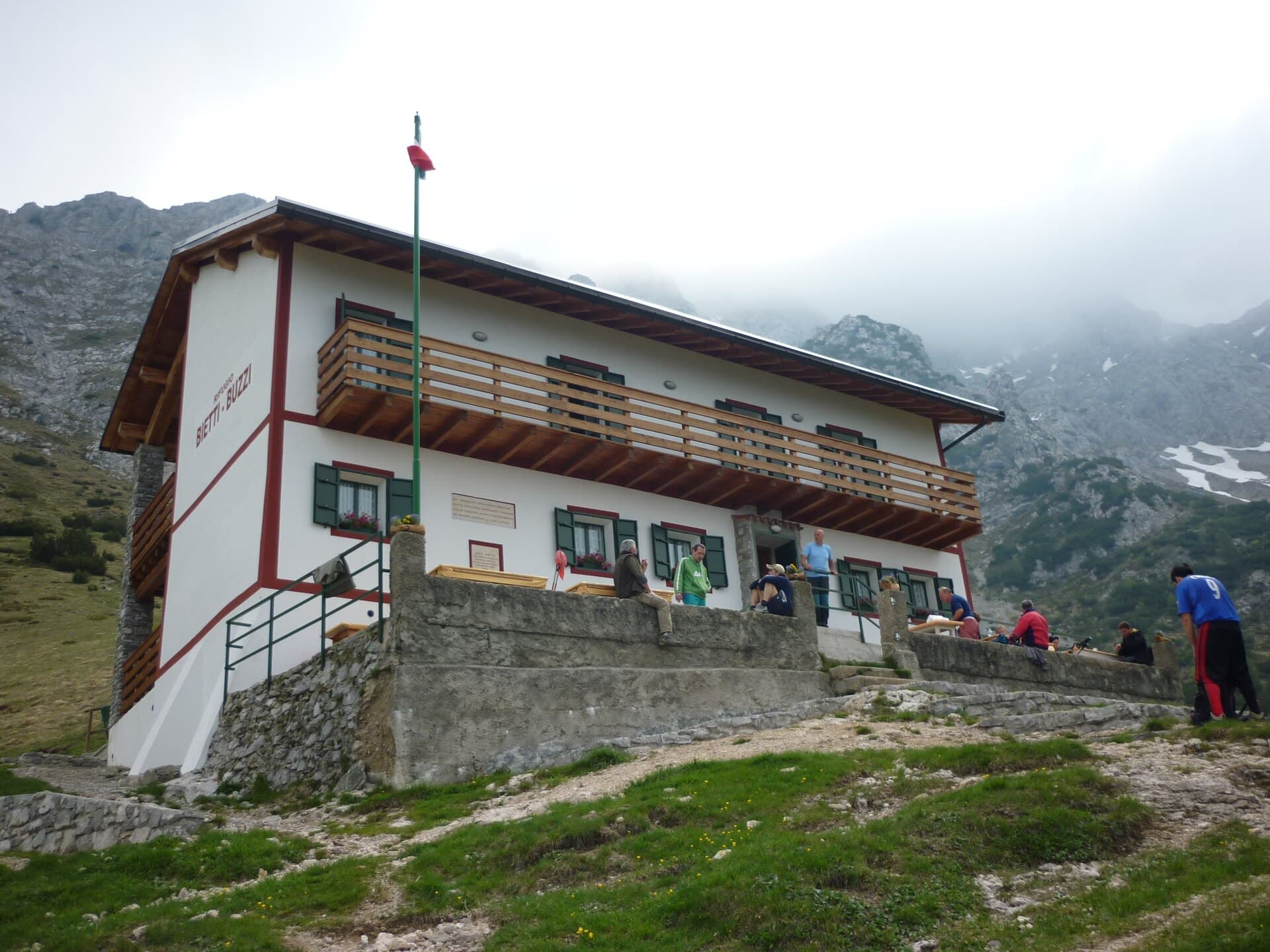 Rifugio Bietti Buzzi (via Wikimedia Commons, CC BY-SA 3.0)