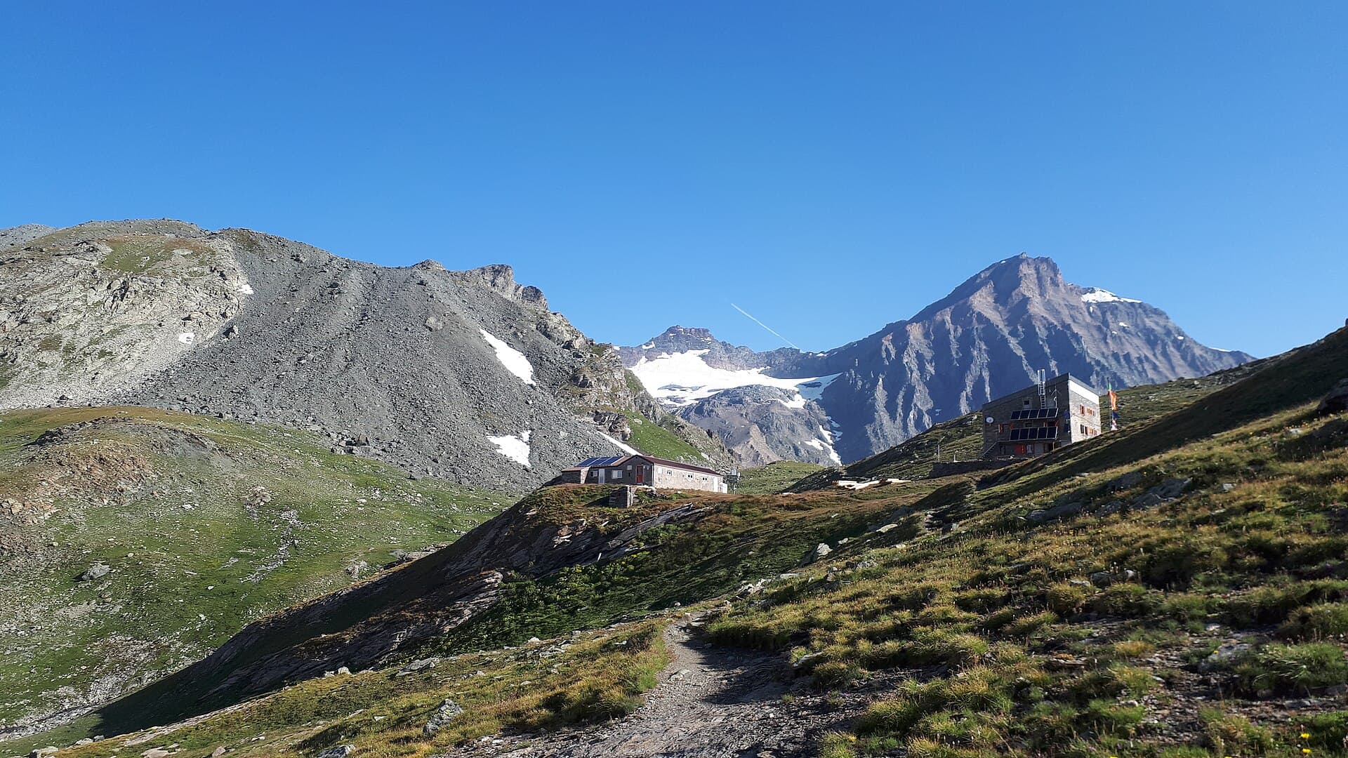Rifugio Bartolomeo Gastaldi (via Wikimedia Commons, CC BY-SA 4.0)