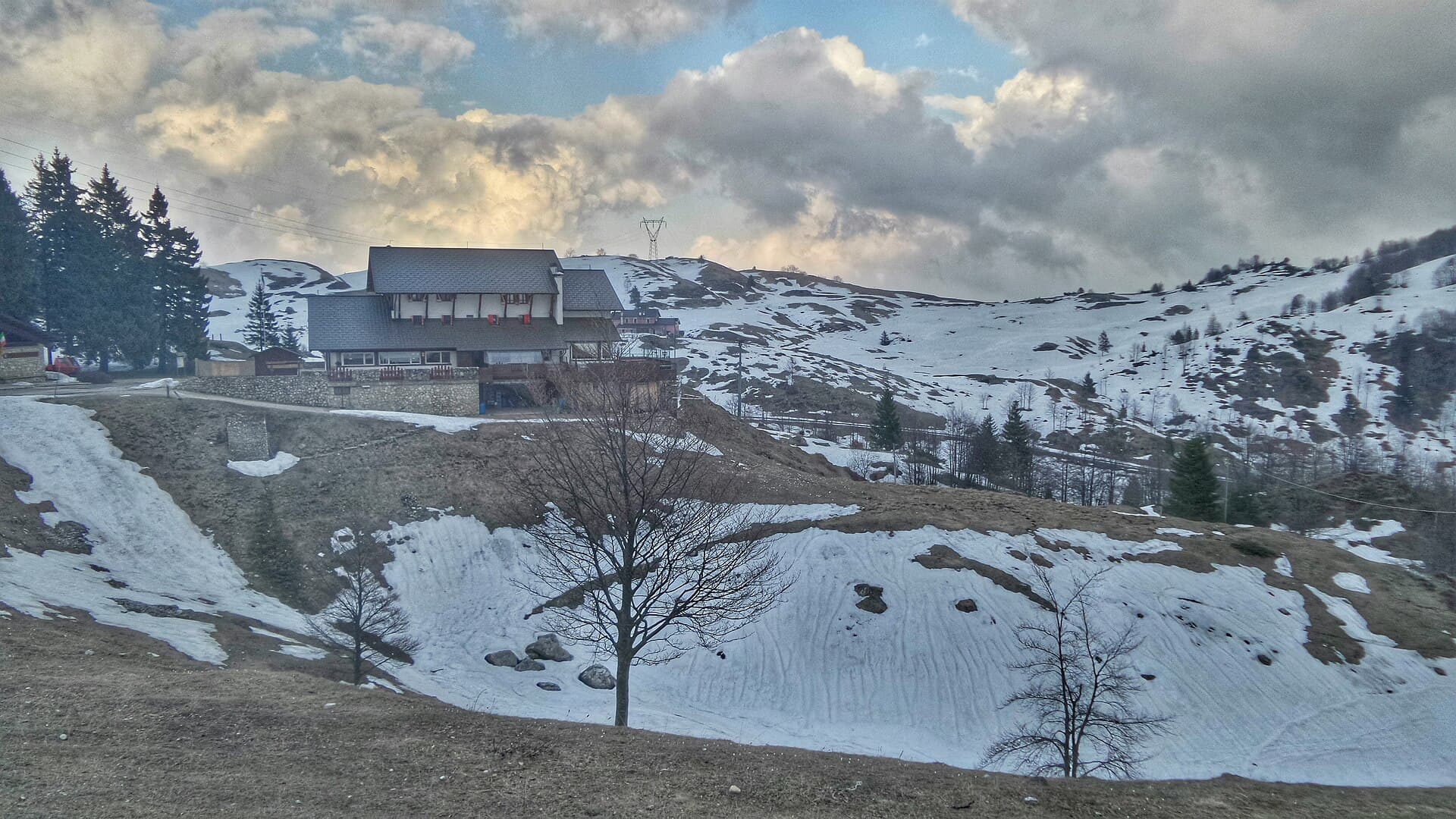 Rifugio Campogrosso (via Wikimedia Commons, CC BY-SA 4.0)