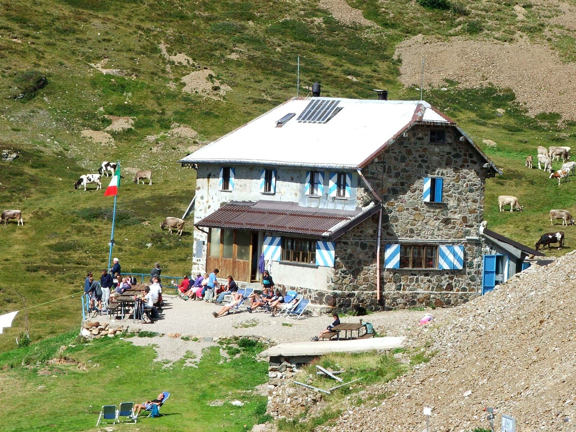 Rifugio Alberto Grassi (via Wikimedia Commons, Public domain)