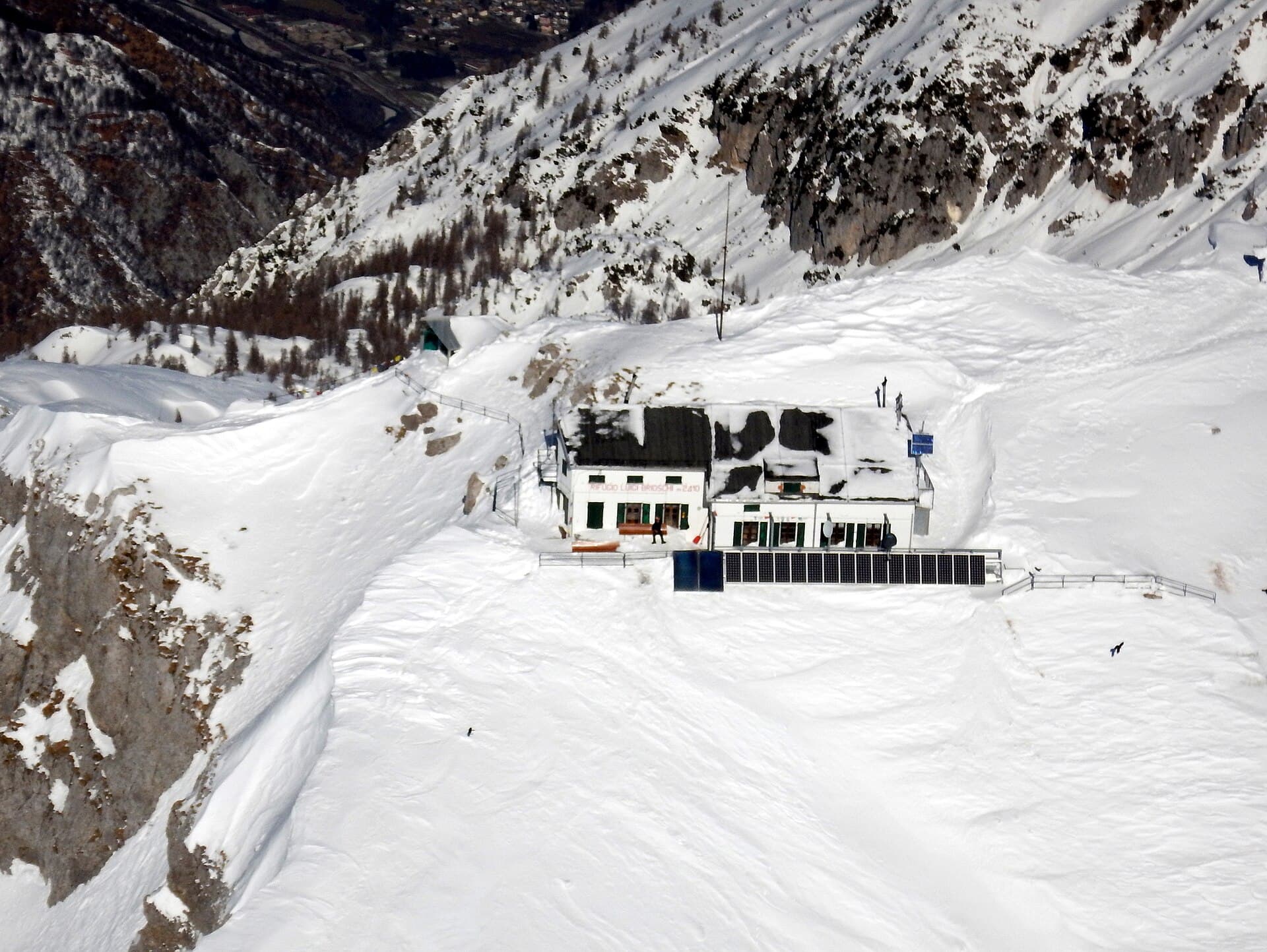 Rifugio Brioschi (via Wikimedia Commons, CC BY-SA 4.0)