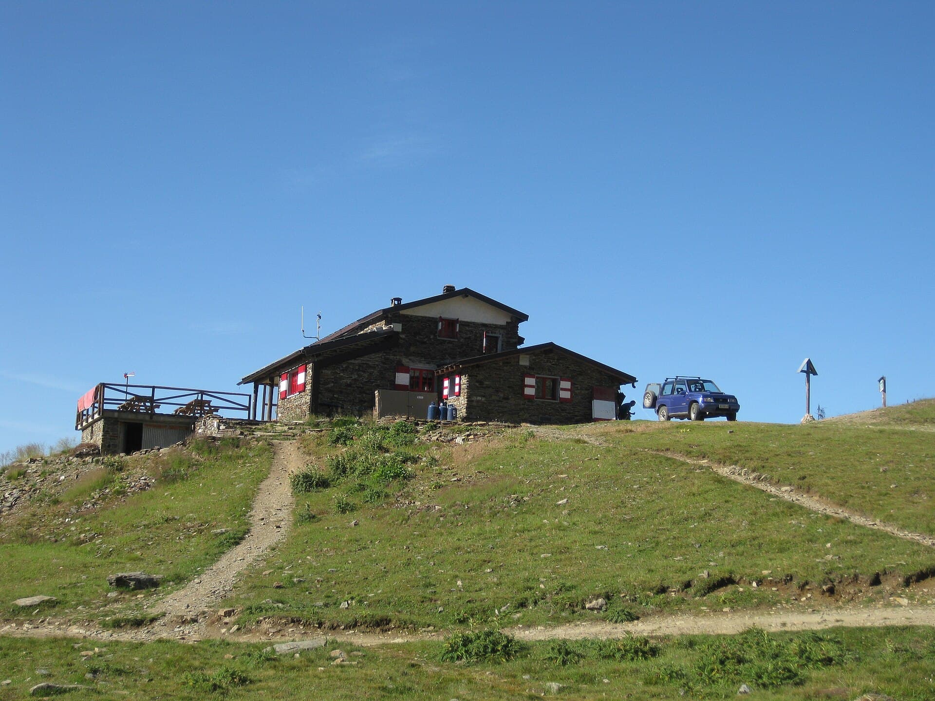 Rifugio Angelino Bozzi (via Wikimedia Commons, CC BY-SA 3.0)