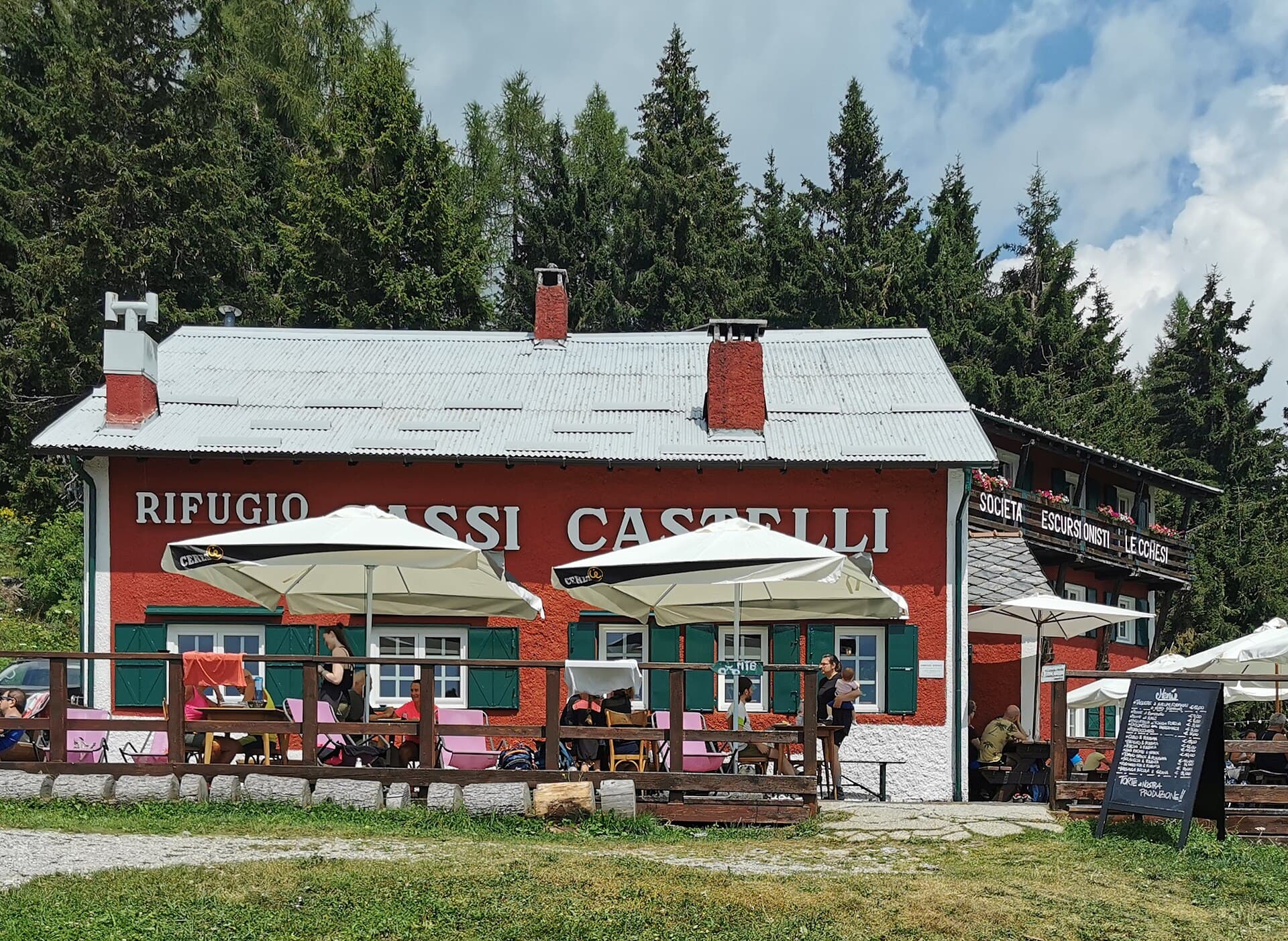 Rifugio Sassi Castelli (via Wikimedia Commons, CC0)