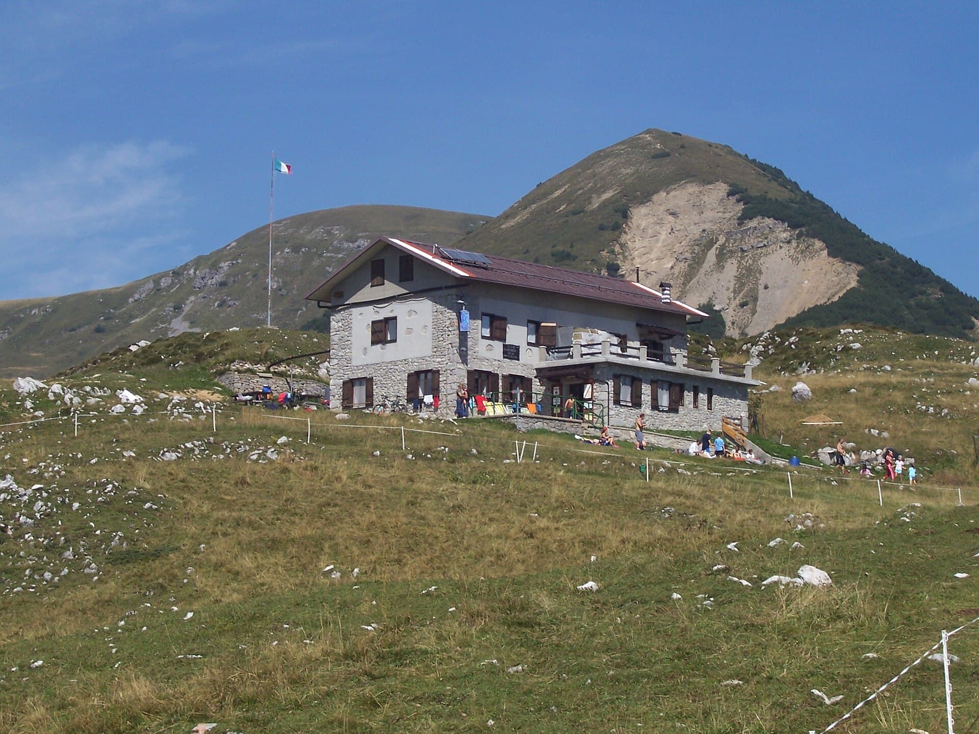 Rifugio Gherardi (via Wikimedia Commons, Public domain)