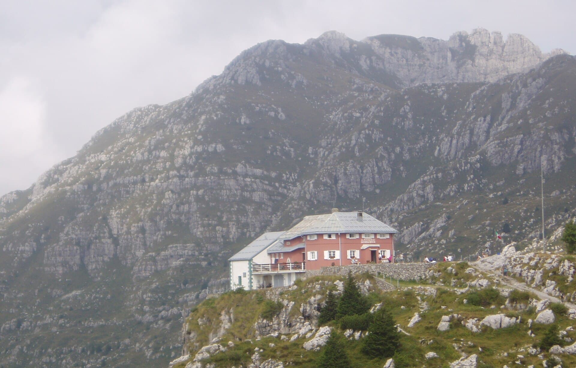 Rifugio Cazzaniga-Merlini (via Wikimedia Commons, CC BY-SA 3.0)