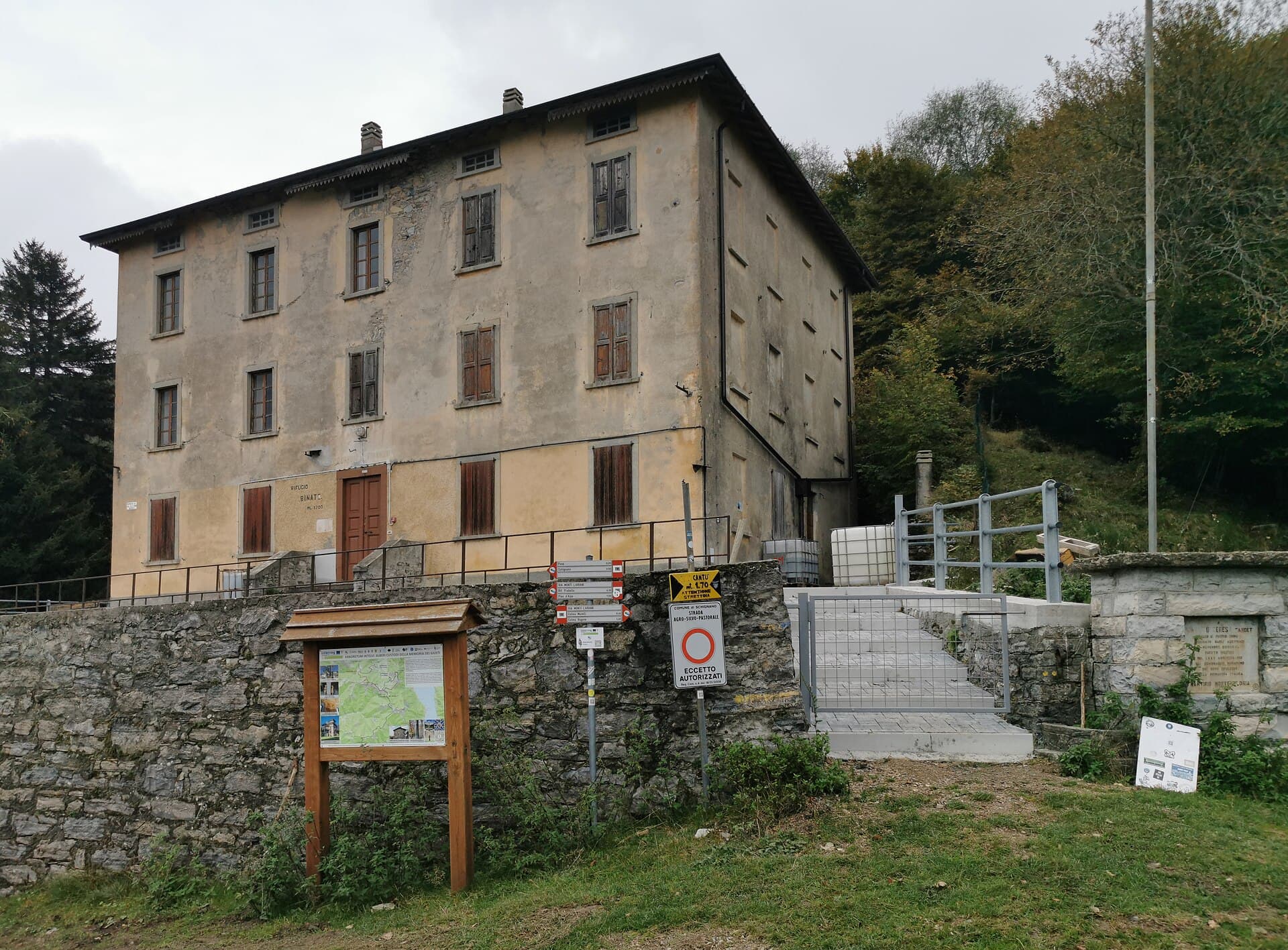 Rifugio Binate (via Wikimedia Commons, CC0)