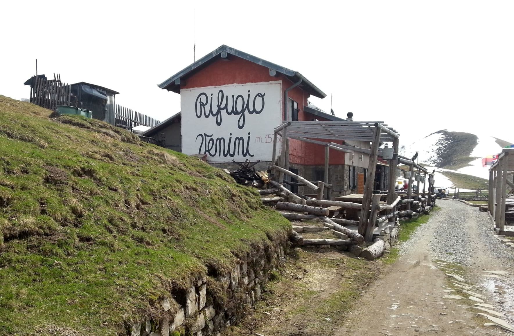 Rifugio Venini (via Wikimedia Commons, CC0)